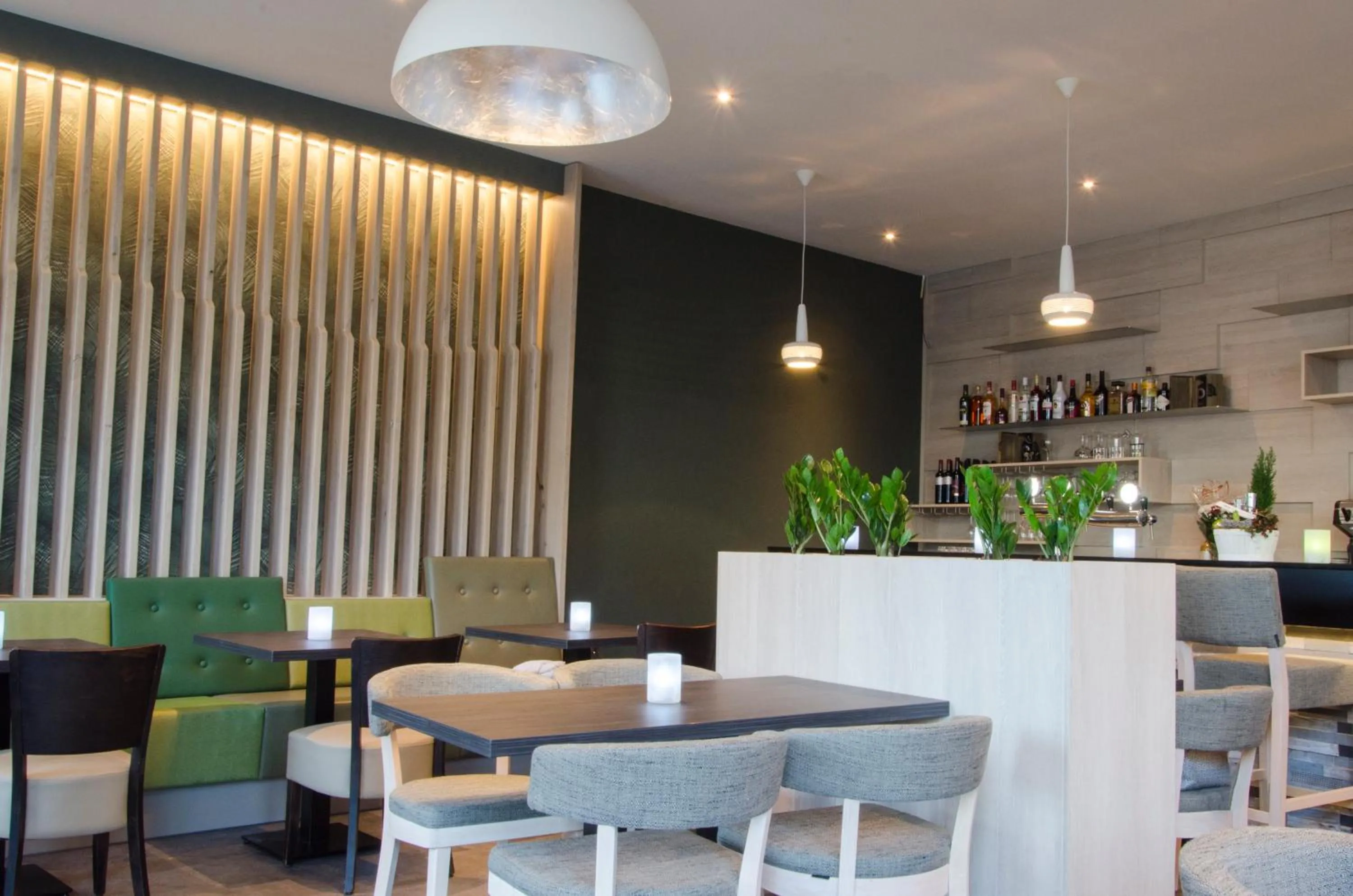 Restaurant/places to eat in City2Beach Hotel