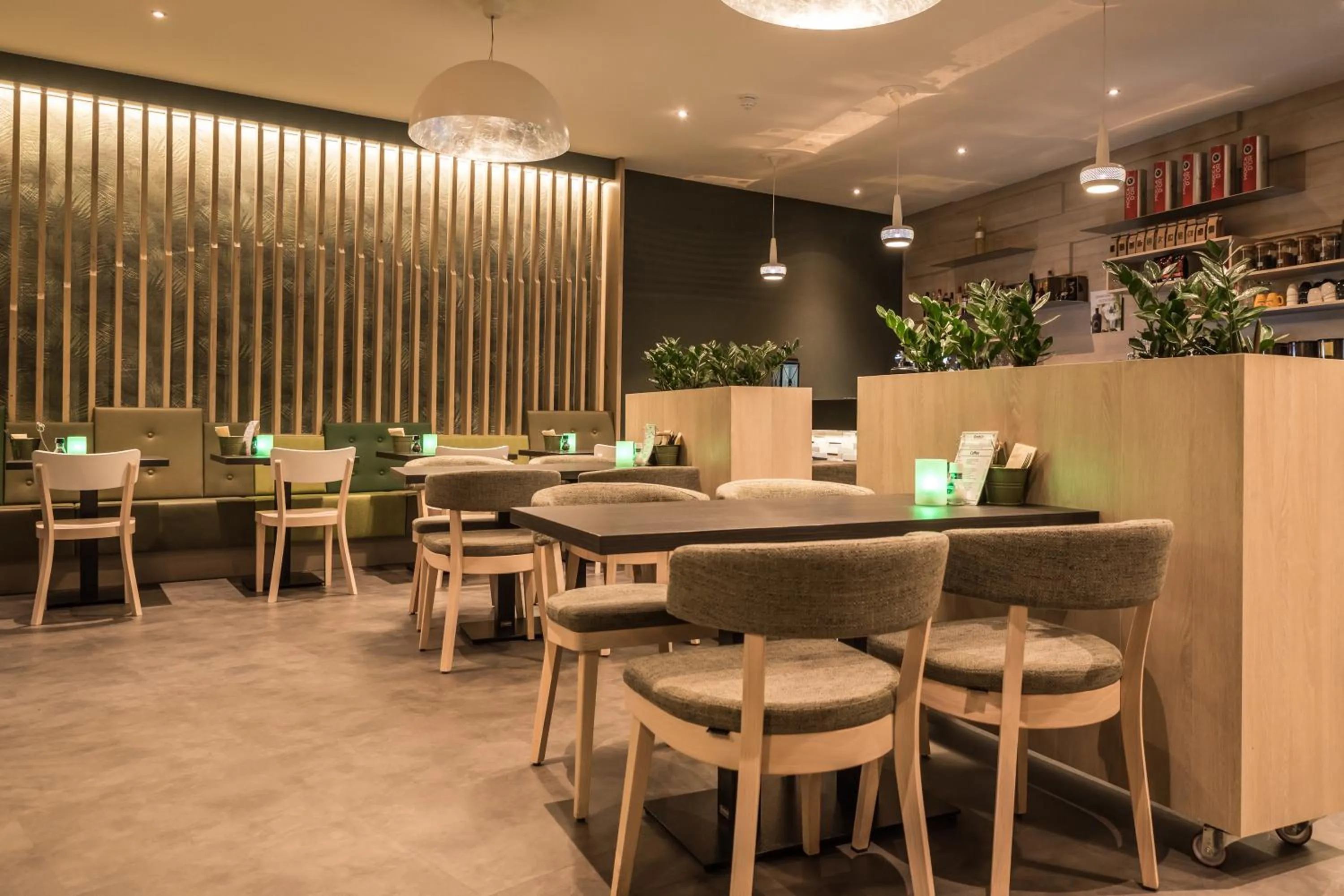 Restaurant/places to eat in City2Beach Hotel