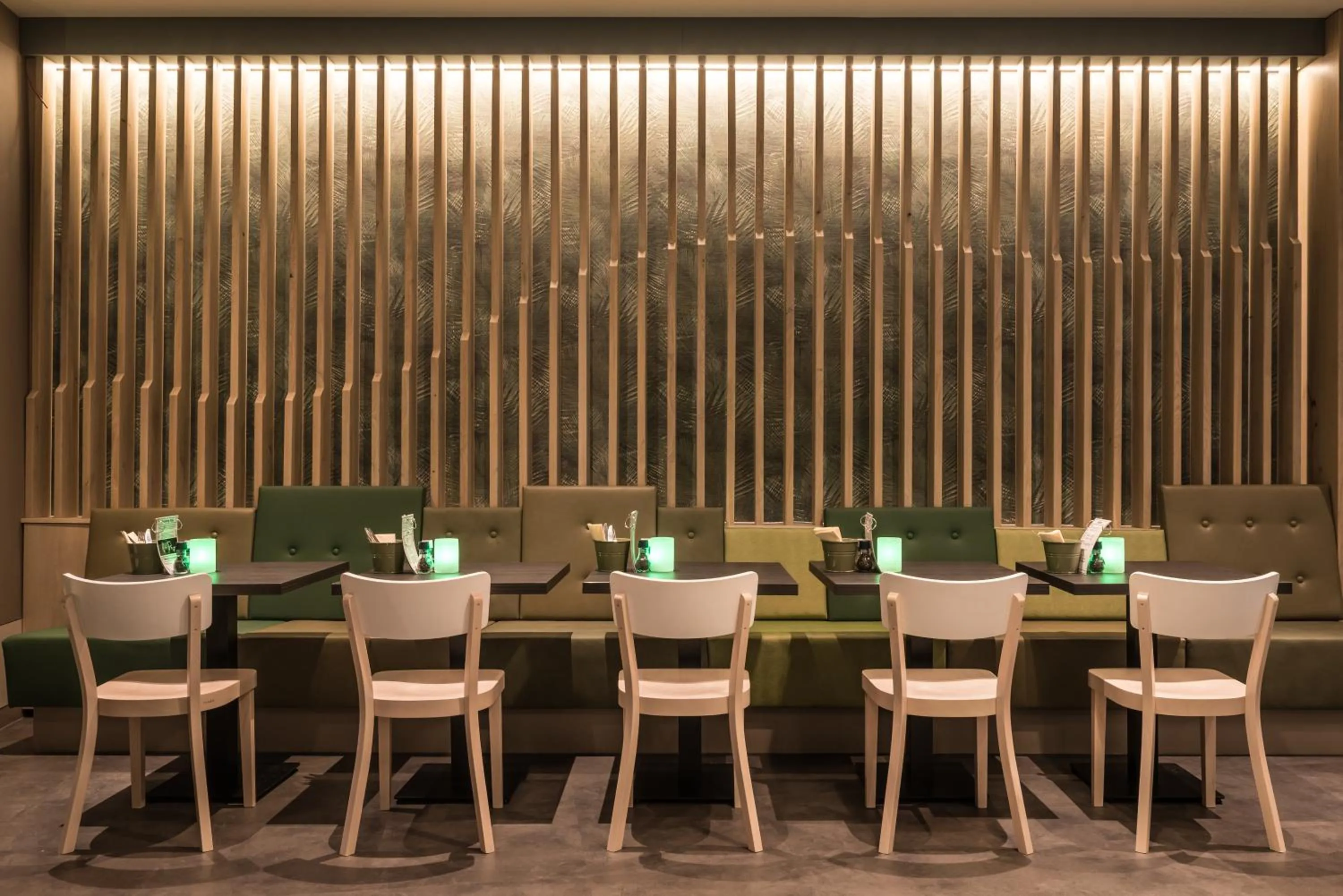 Restaurant/places to eat in City2Beach Hotel