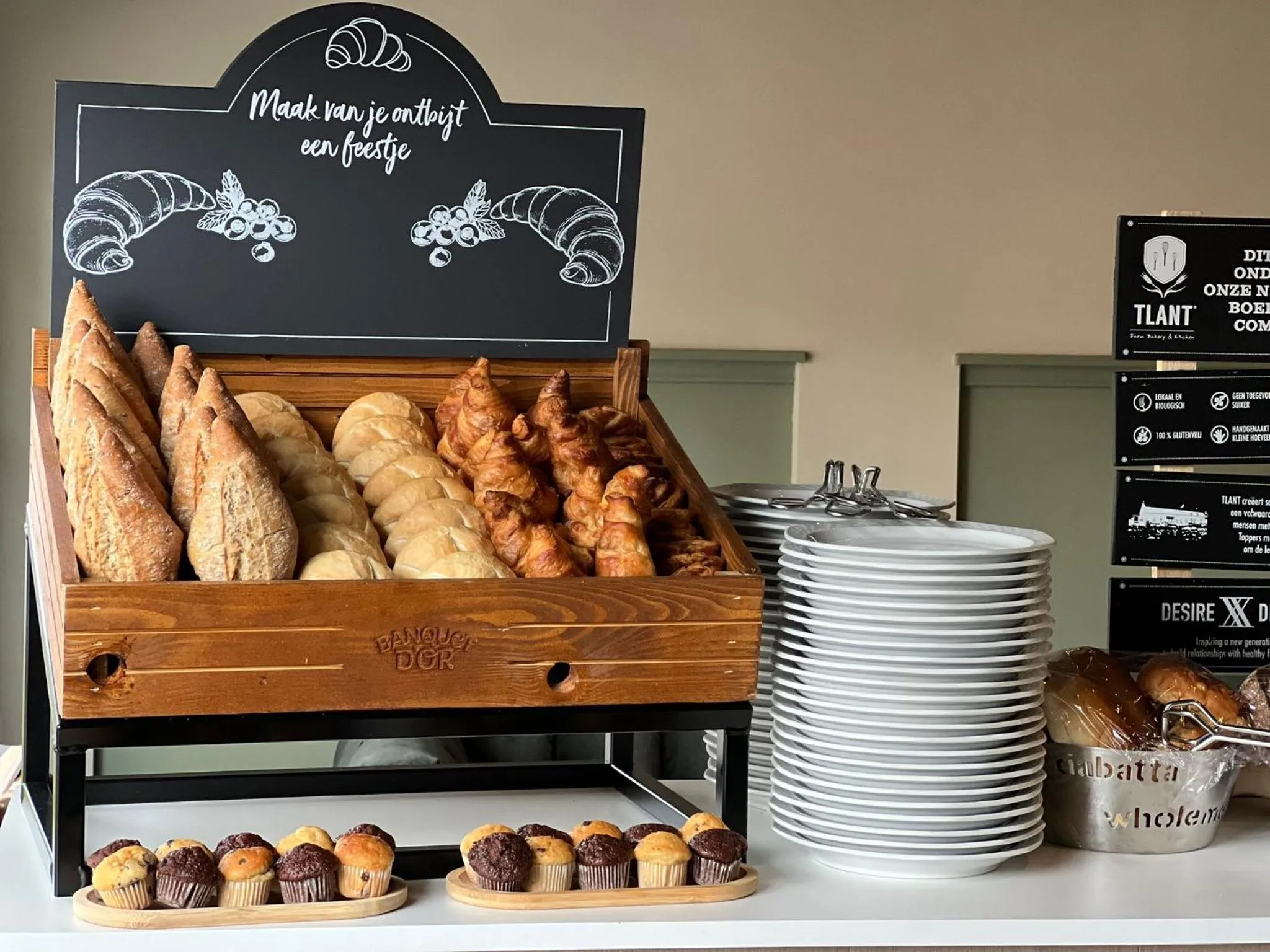 Restaurant/places to eat in City2Beach Hotel