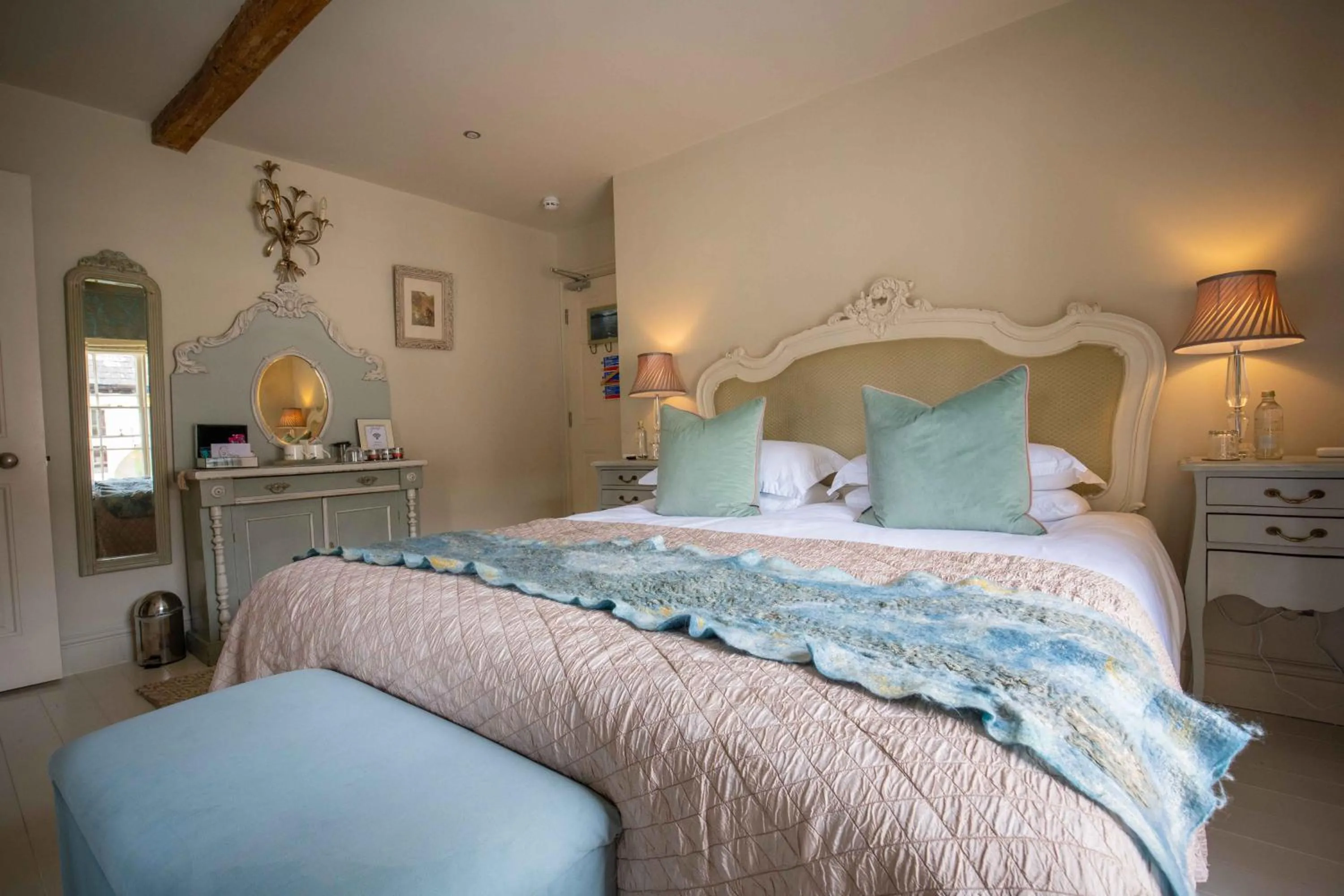 Bedroom, Bed in The New White Lion