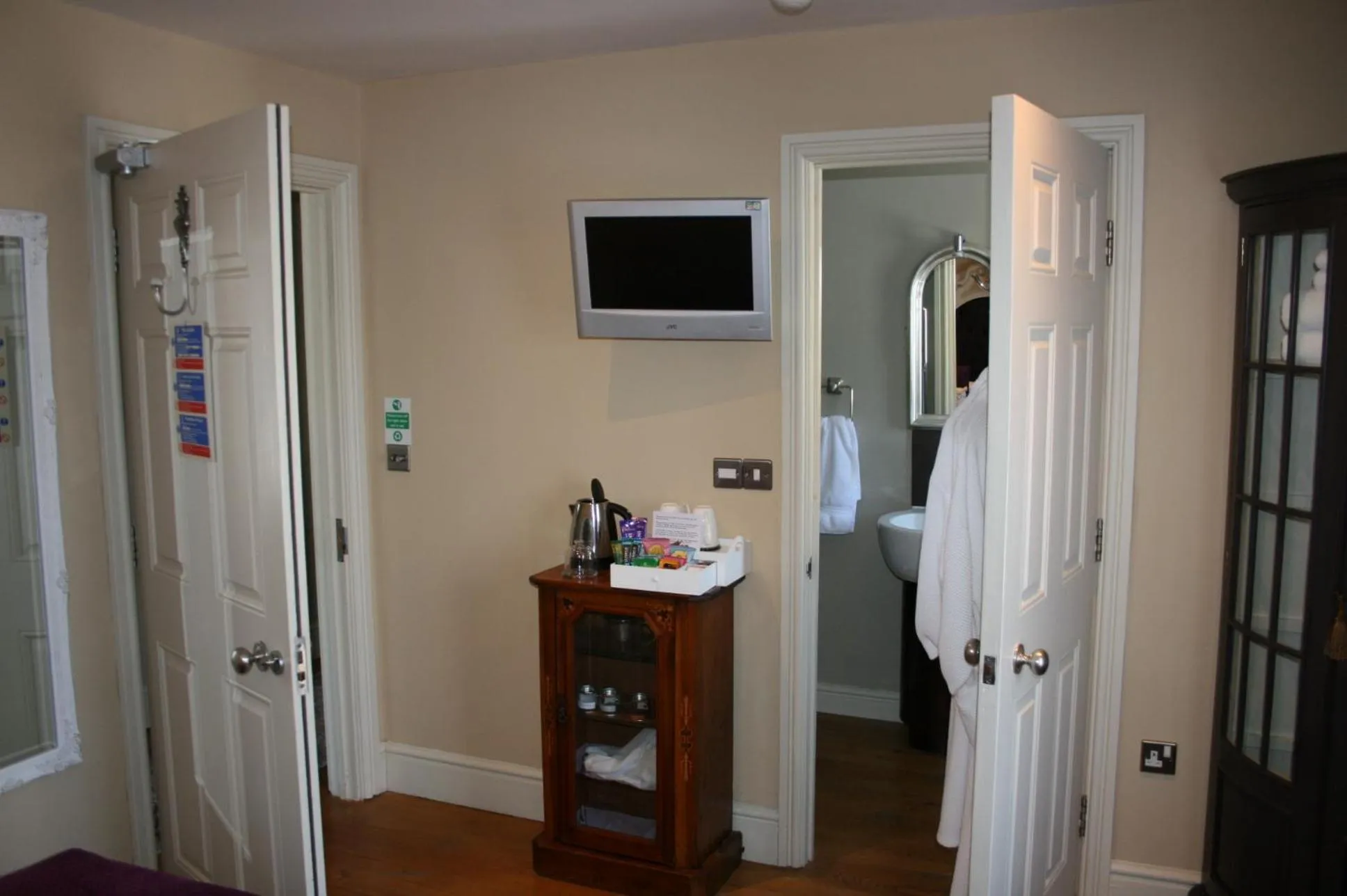 Bathroom, Bed in The New White Lion