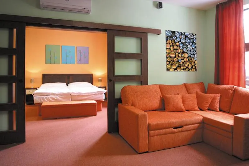 Living room, Bed in Garni Hotel Cosmopolitan