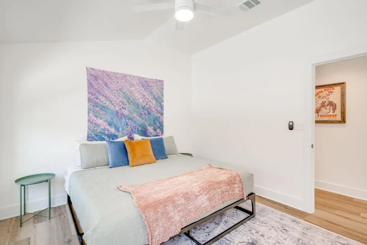 Bed in 2 Kings Hot Tub Modern Cottage Hill Country