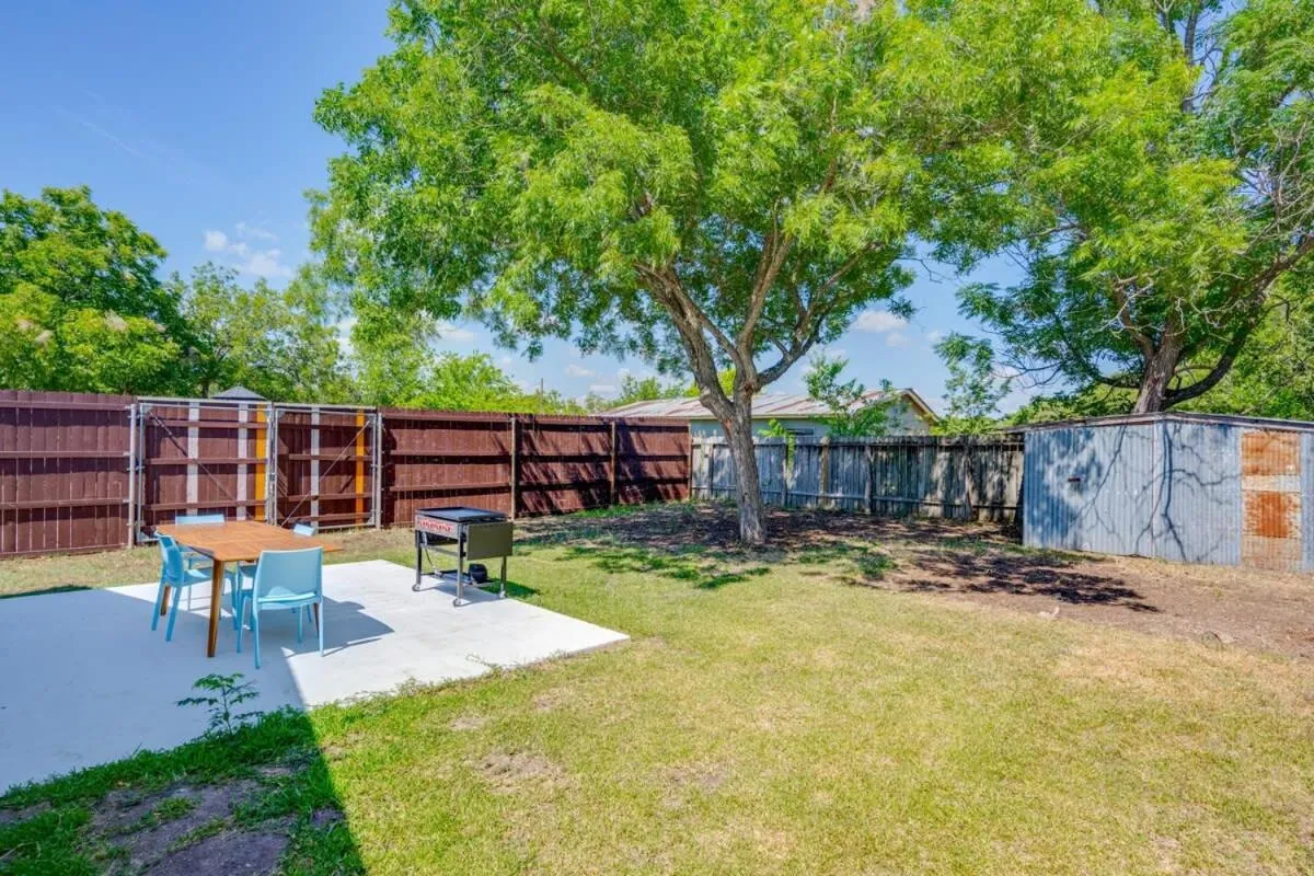 2 Kings Hot Tub Modern Cottage Hill Country