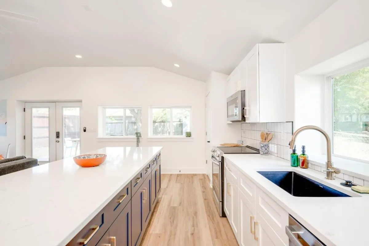 2 Kings Hot Tub Modern Cottage Hill Country