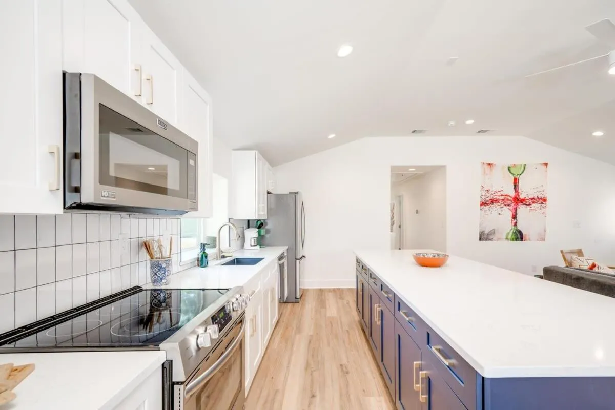 2 Kings Hot Tub Modern Cottage Hill Country