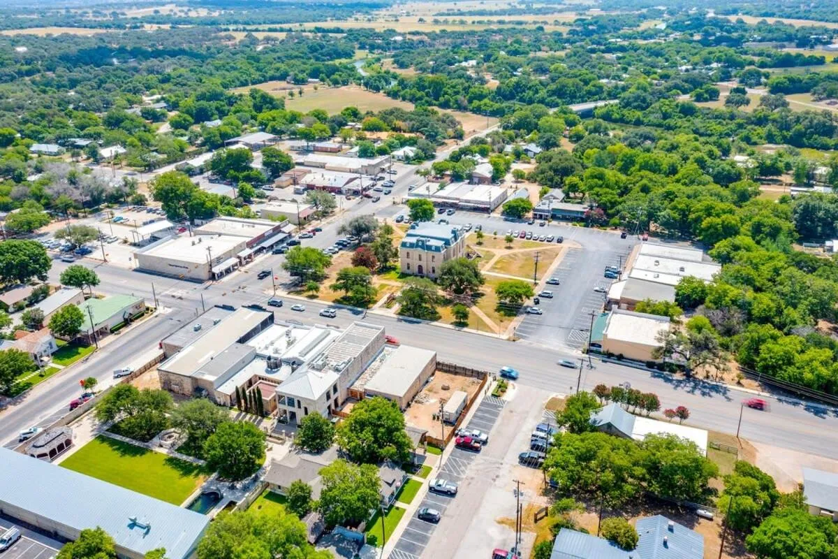 2 Kings Hot Tub Modern Cottage Hill Country