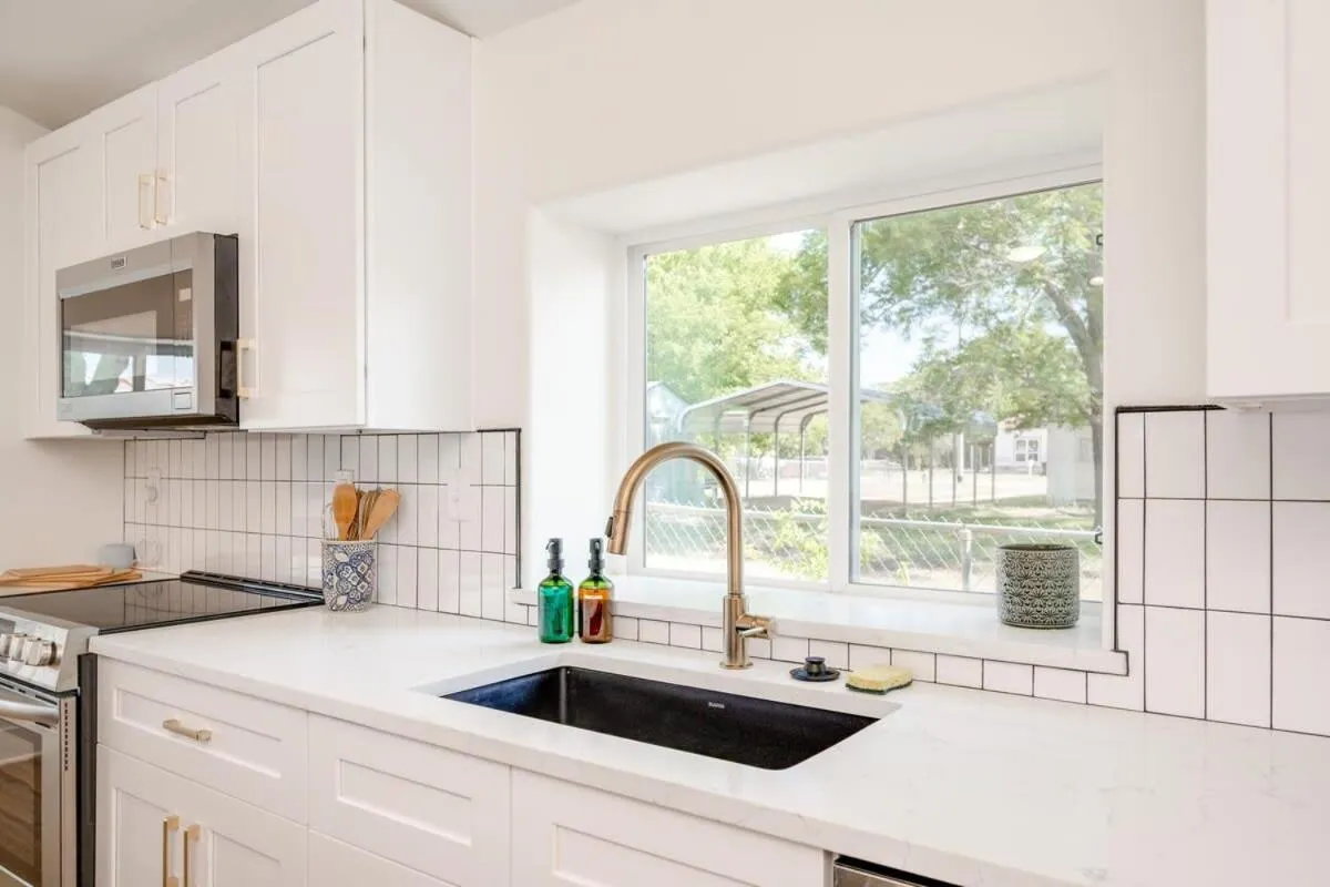 2 Kings Hot Tub Modern Cottage Hill Country