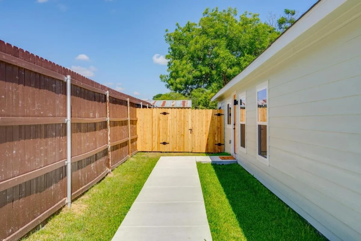2 Kings Hot Tub Modern Cottage Hill Country