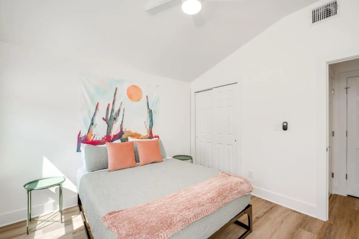 Bed in 2 Kings Hot Tub Modern Cottage Hill Country