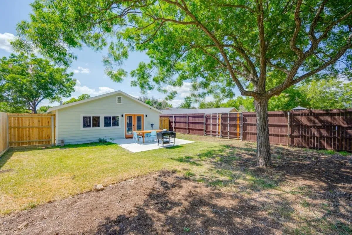 2 Kings Hot Tub Modern Cottage Hill Country