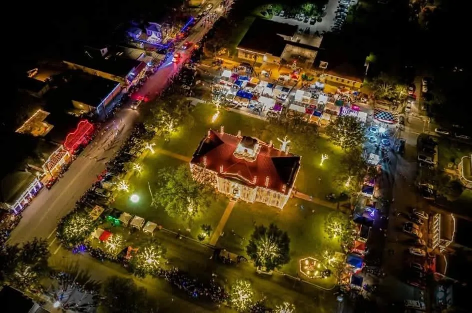 2 Kings Hot Tub Modern Cottage Hill Country