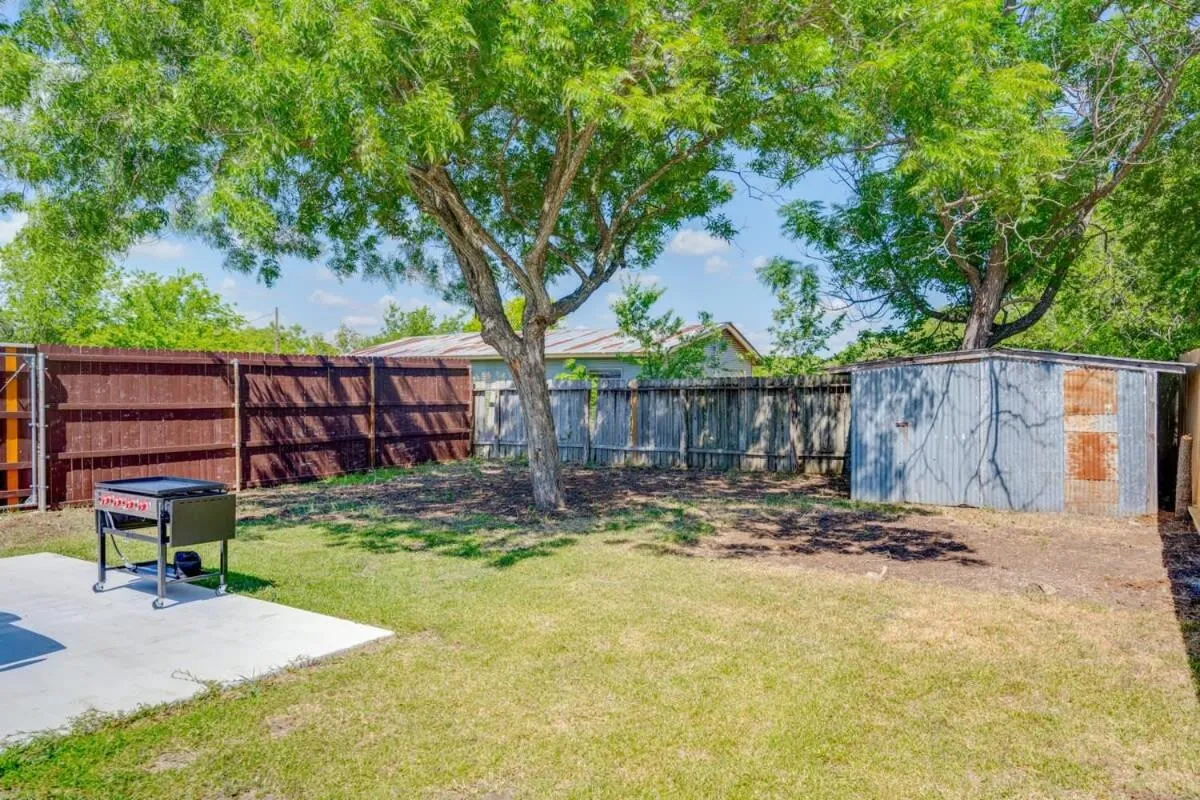 2 Kings Hot Tub Modern Cottage Hill Country