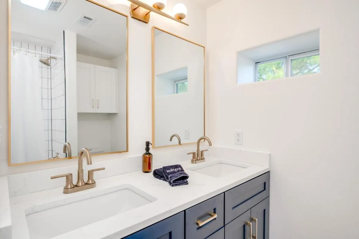 2 Kings Hot Tub Modern Cottage Hill Country