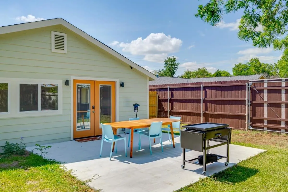 2 Kings Hot Tub Modern Cottage Hill Country