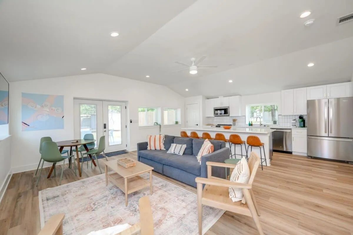 2 Kings Hot Tub Modern Cottage Hill Country