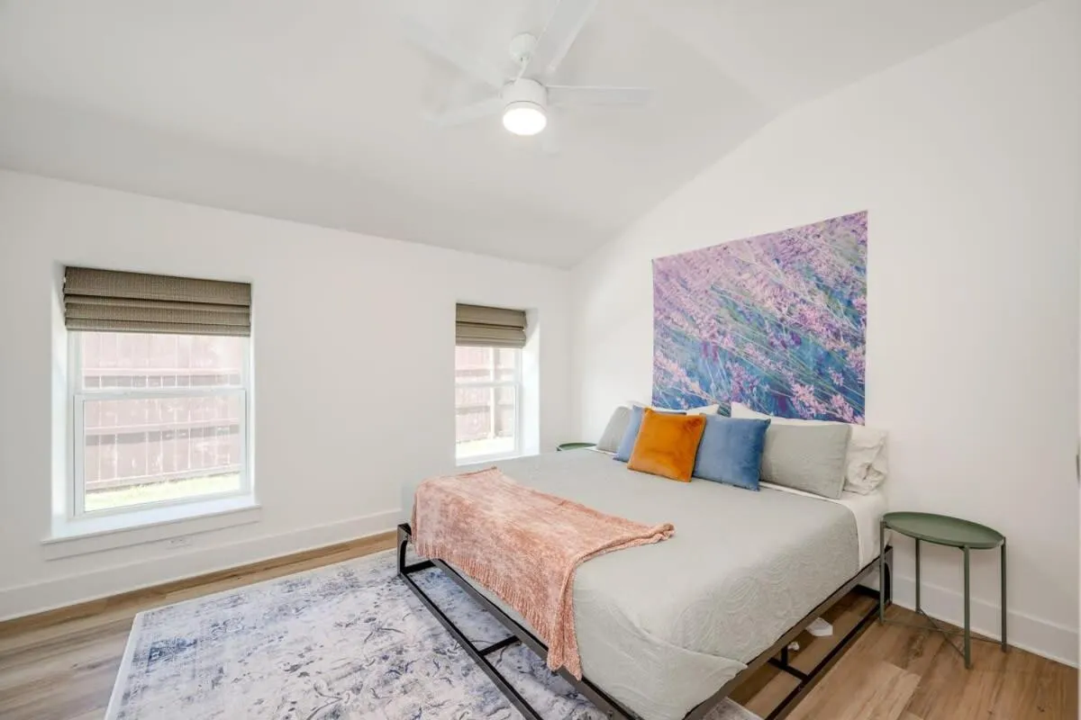 Bed in 2 Kings Hot Tub Modern Cottage Hill Country