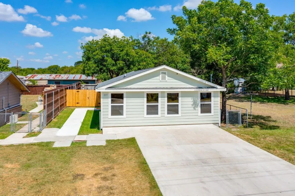 2 Kings Hot Tub Modern Cottage Hill Country