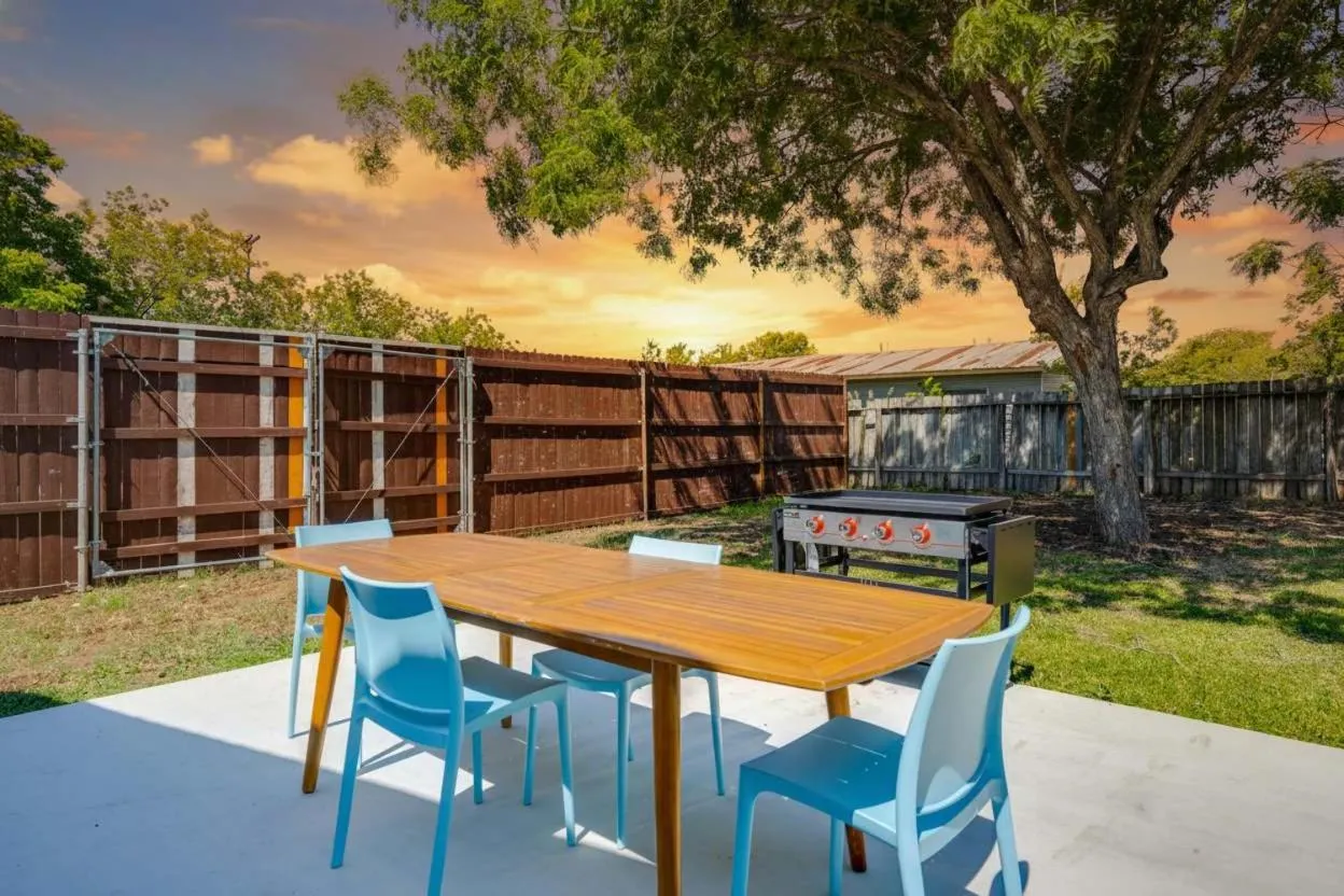 2 Kings Hot Tub Modern Cottage Hill Country