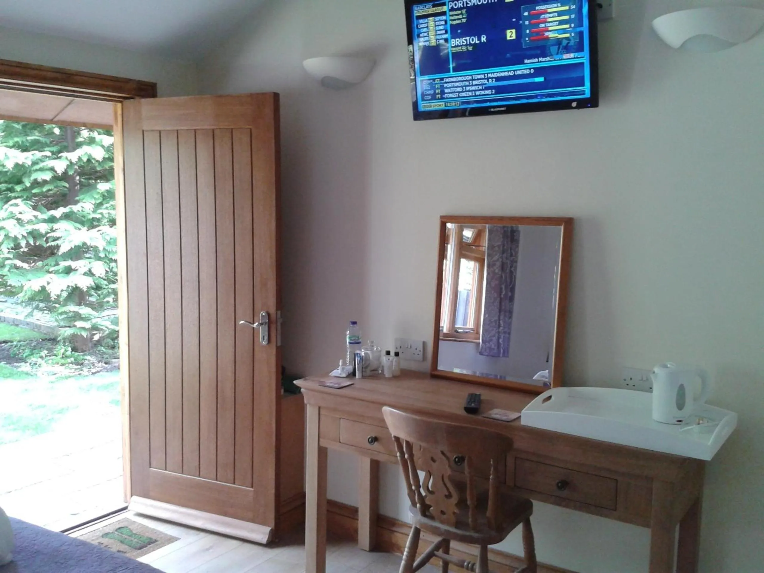 TV and multimedia in Manor Garden Lodge