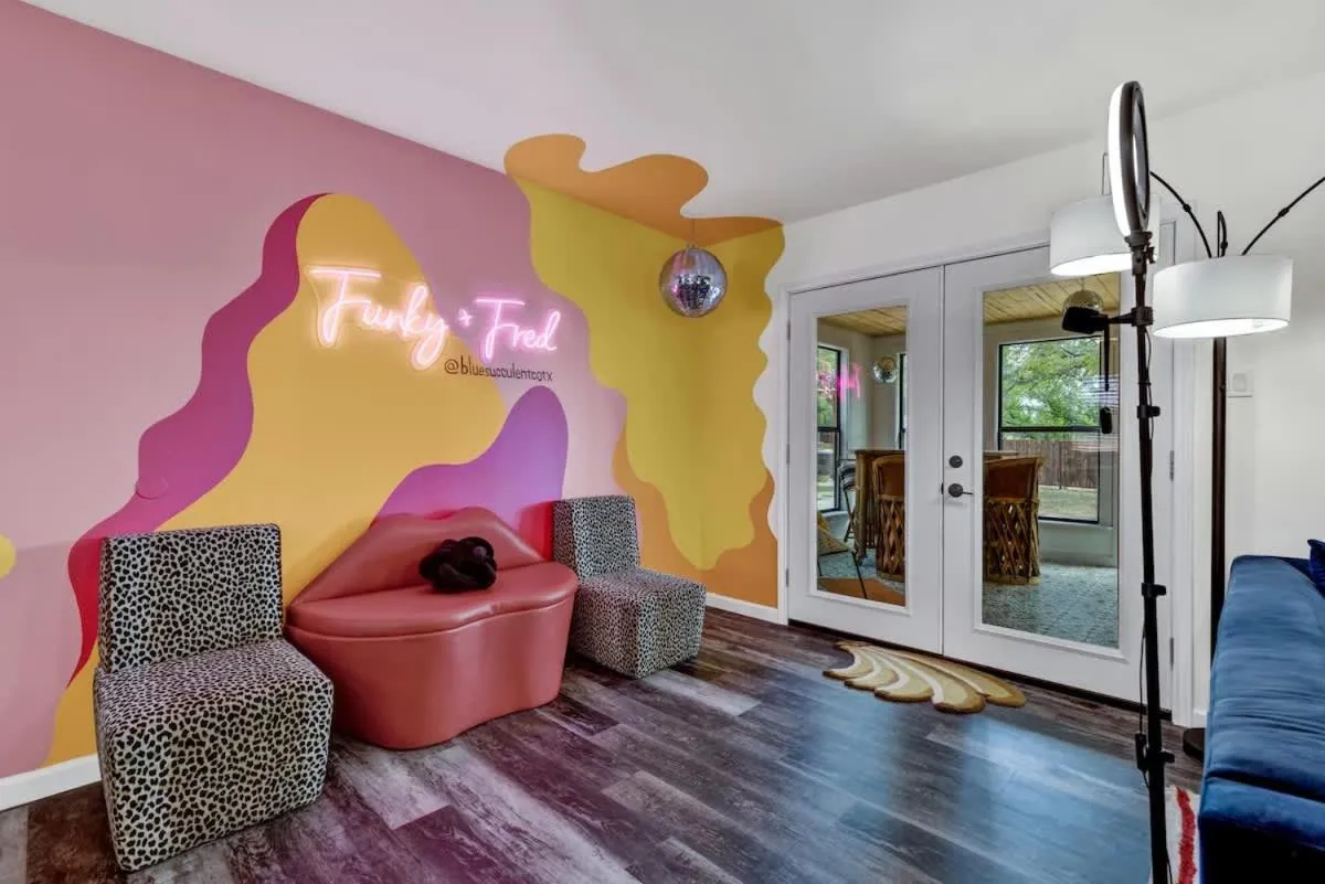 Living room in Eclectic Fun Haus with Hot Tub - 3 Min Drive to Main