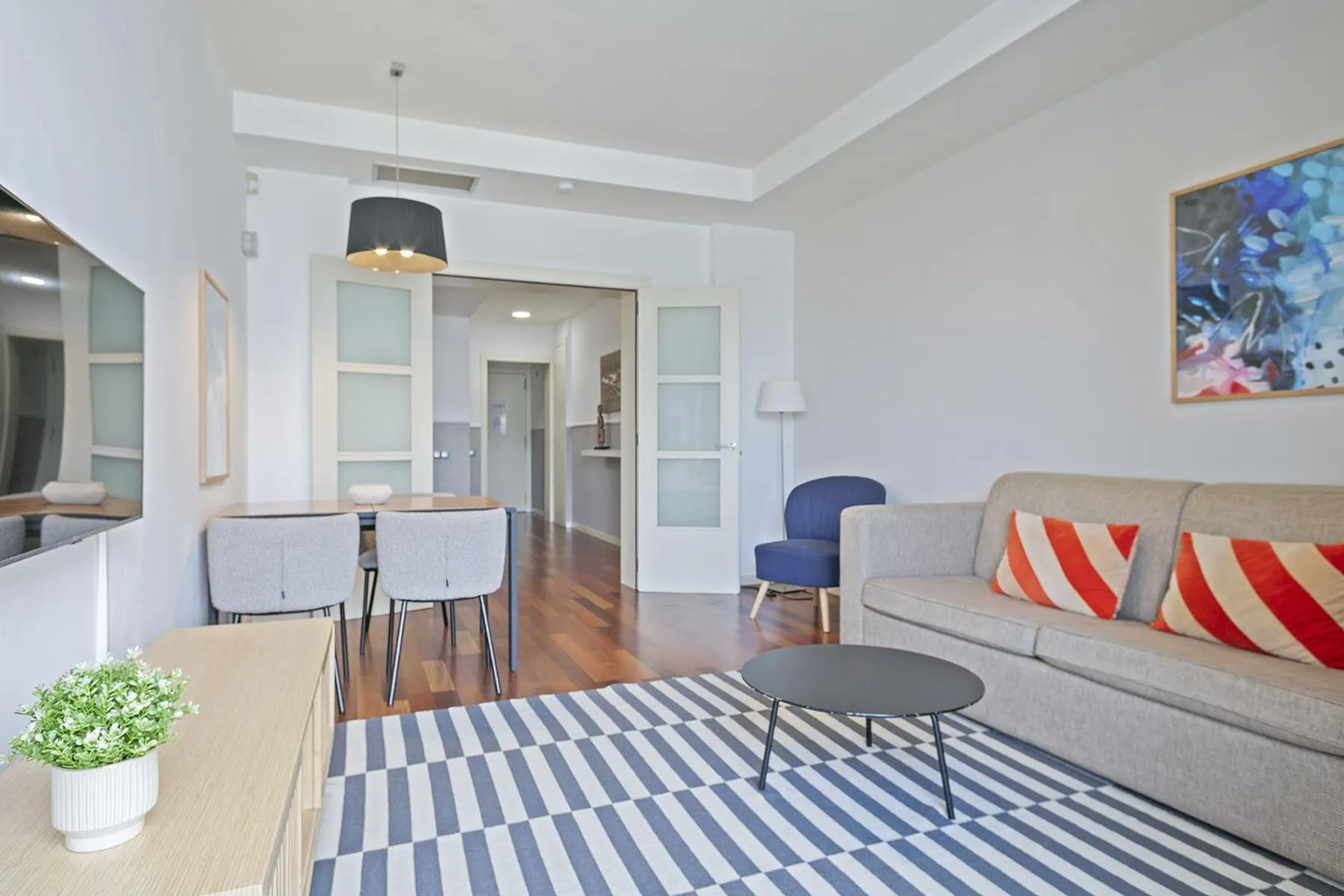 Dining area in Ola Living Plaza Catalunya