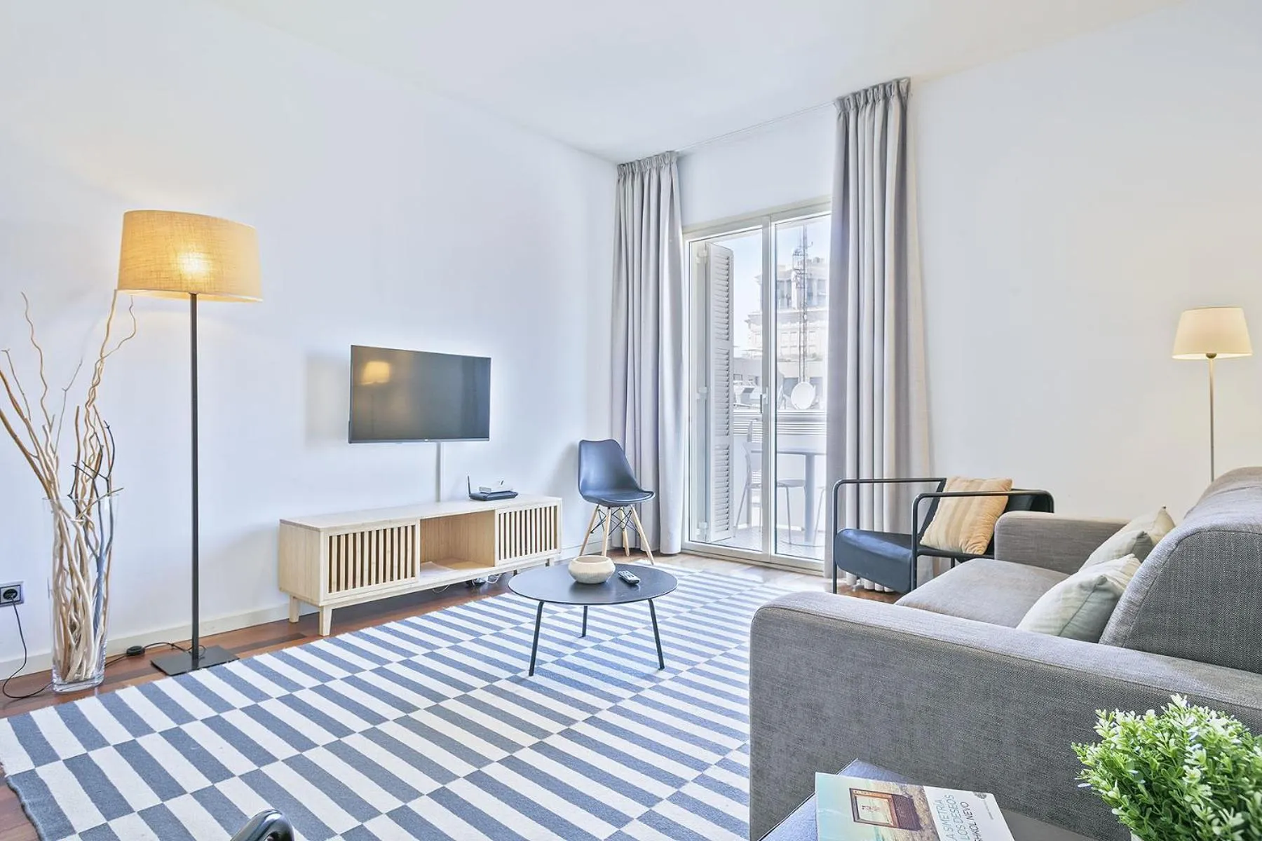 Communal lounge/ TV room in Ola Living Plaza Catalunya