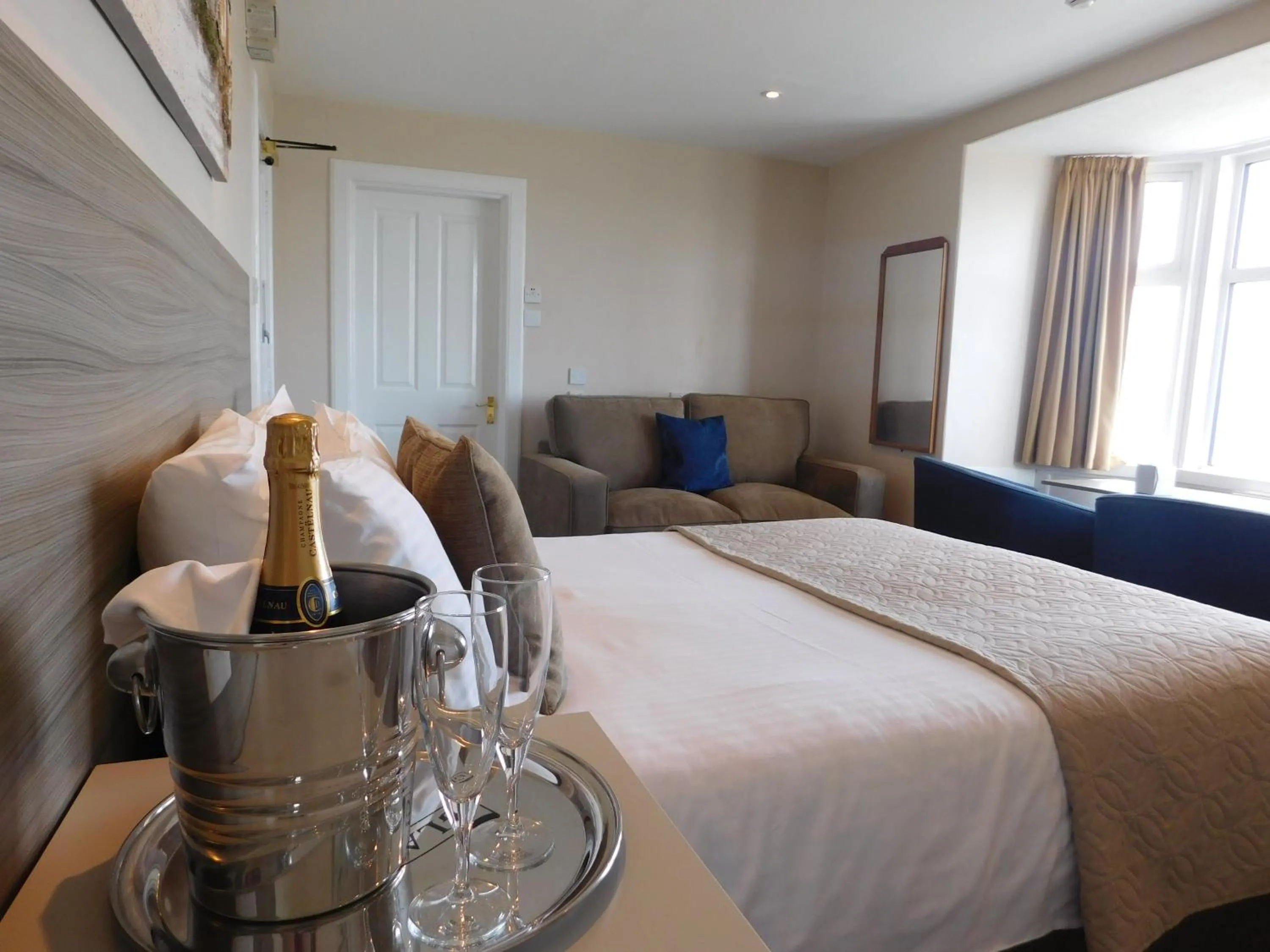 Bedroom, Bed in Cullen Bay Hotel