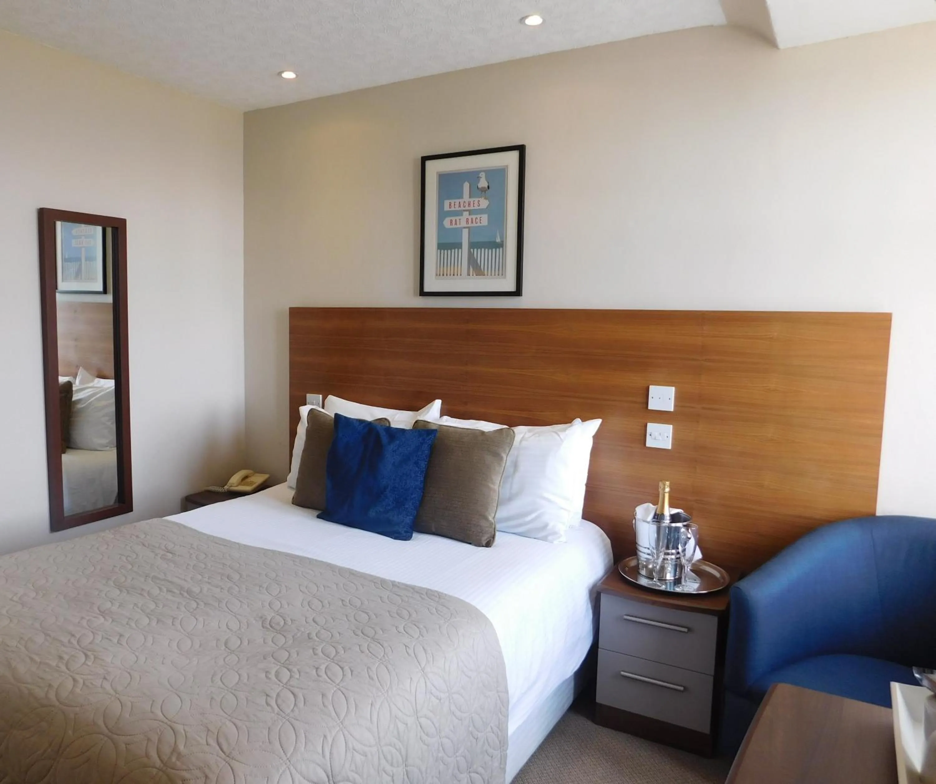 Bedroom, Bed in Cullen Bay Hotel