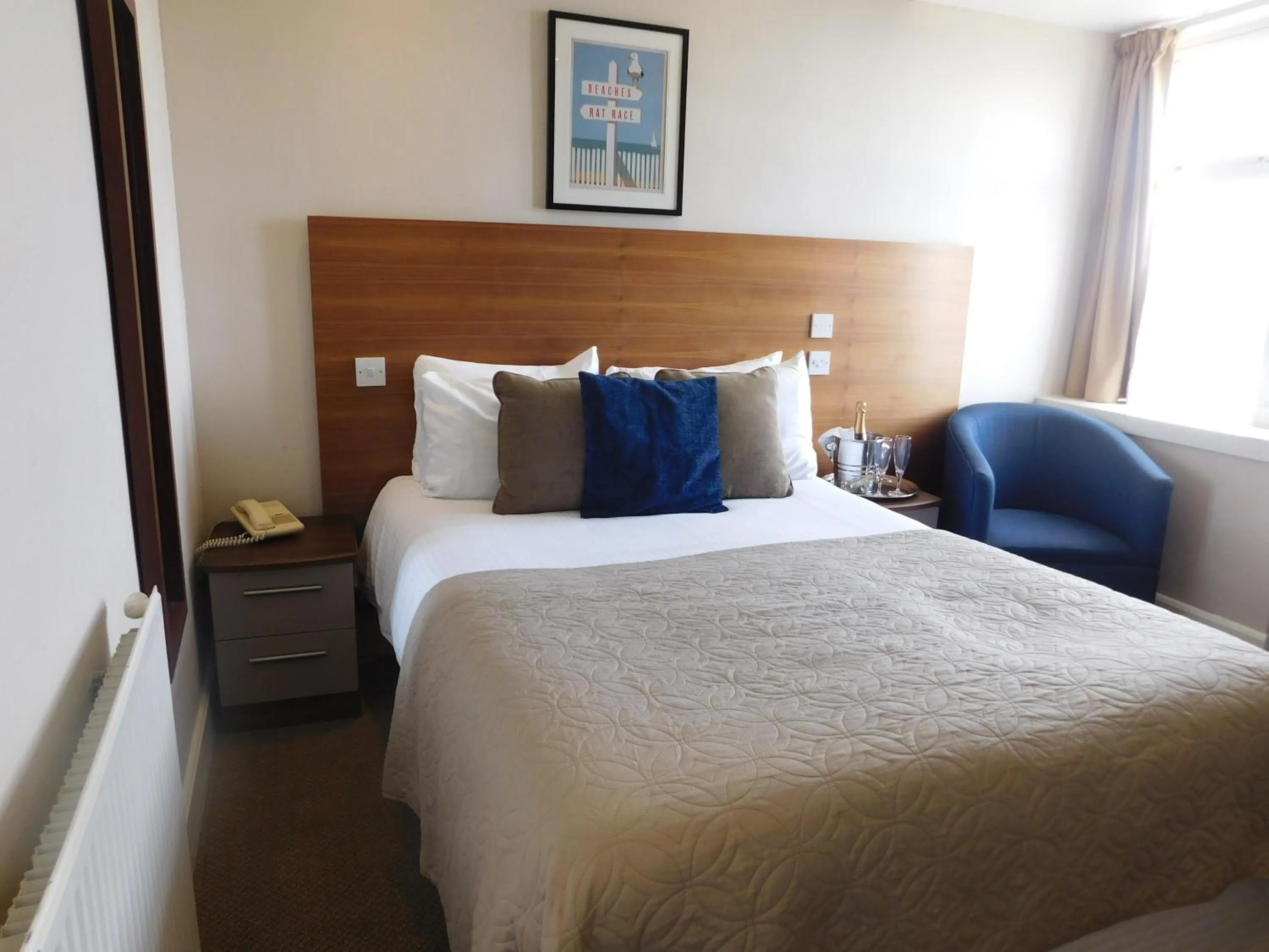 Bedroom, Bed in Cullen Bay Hotel