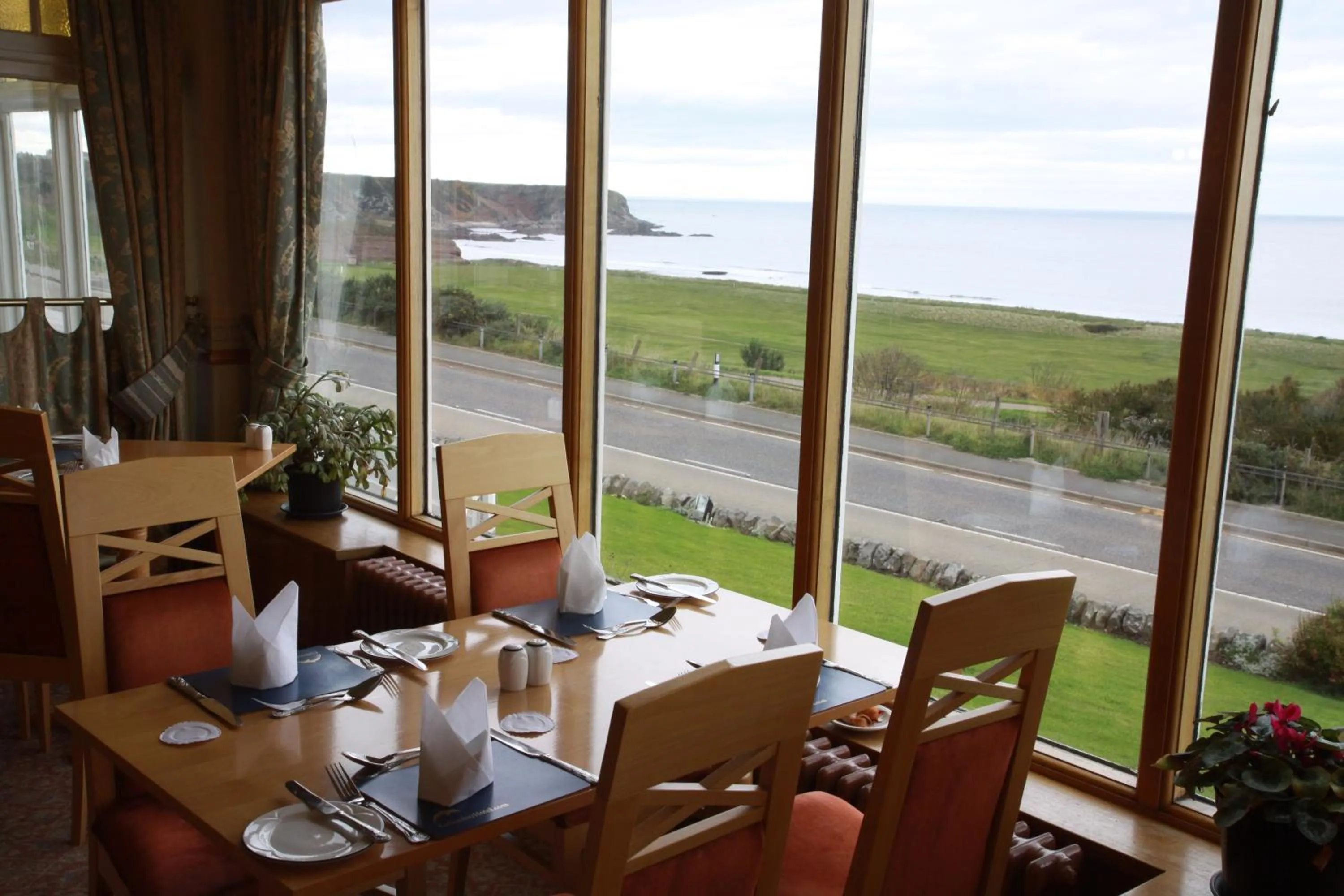 Restaurant/places to eat in Cullen Bay Hotel