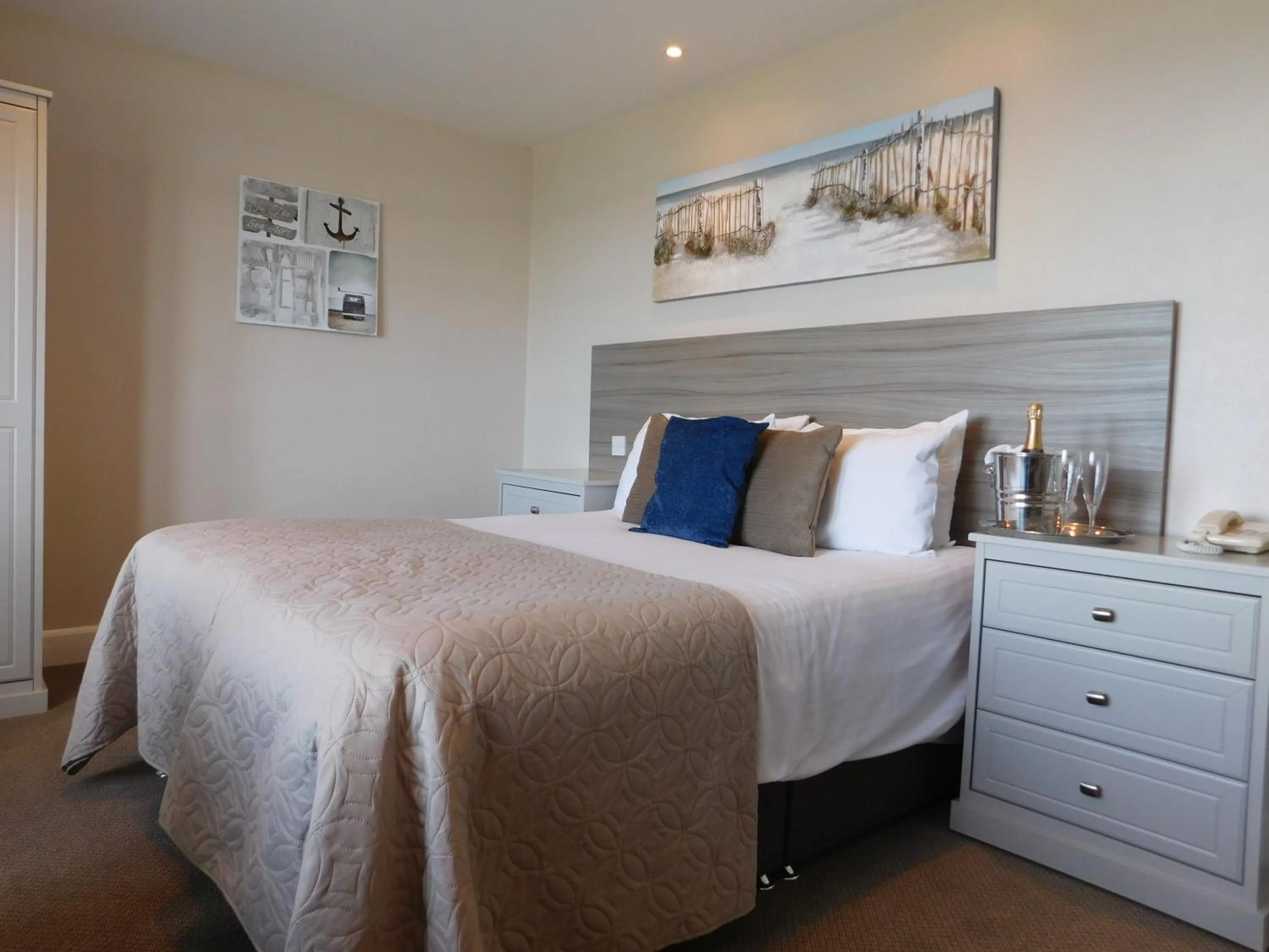 Bedroom, Bed in Cullen Bay Hotel