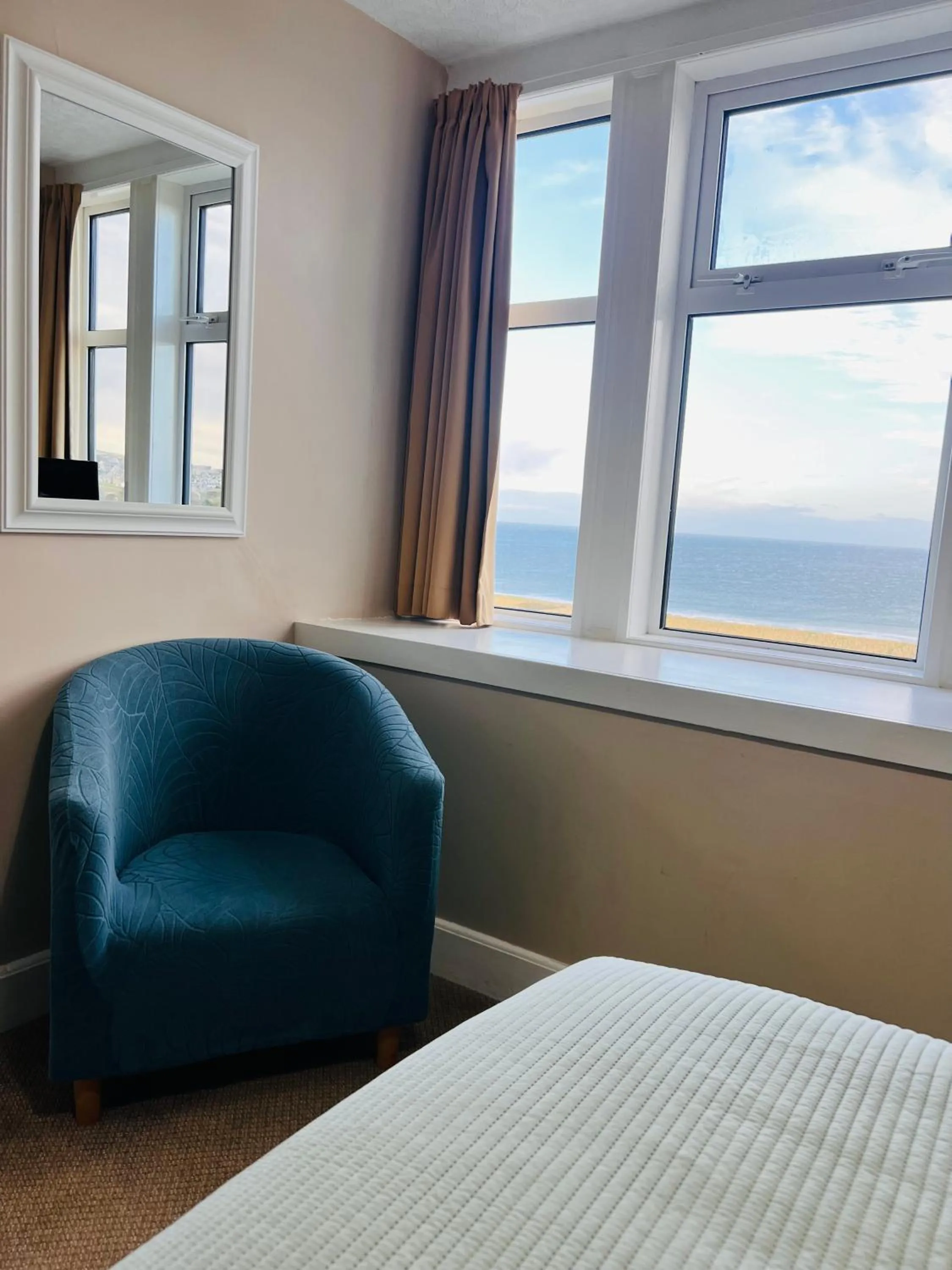 Bedroom, Bed in Cullen Bay Hotel