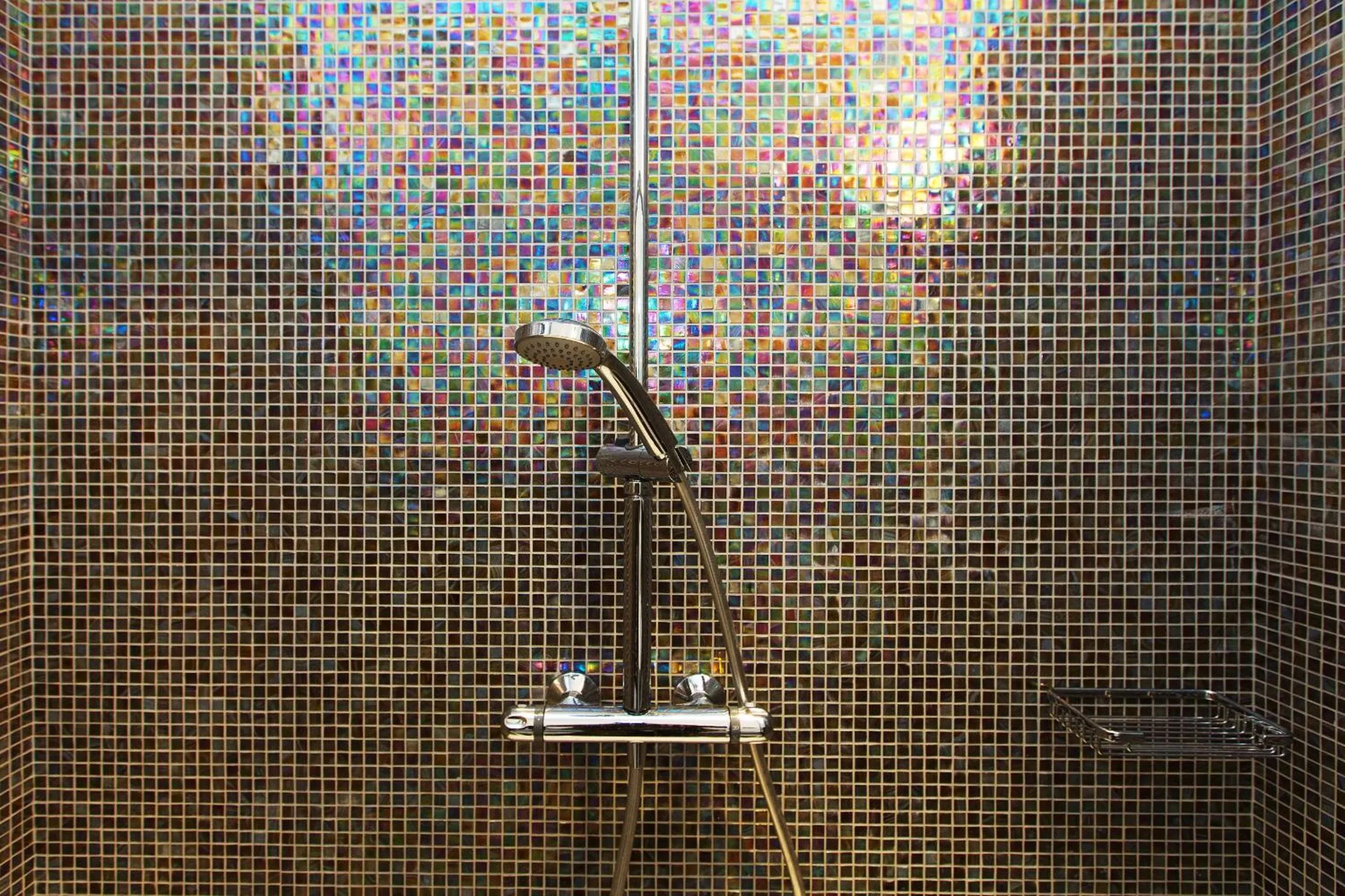 Shower in Hotel Mainè