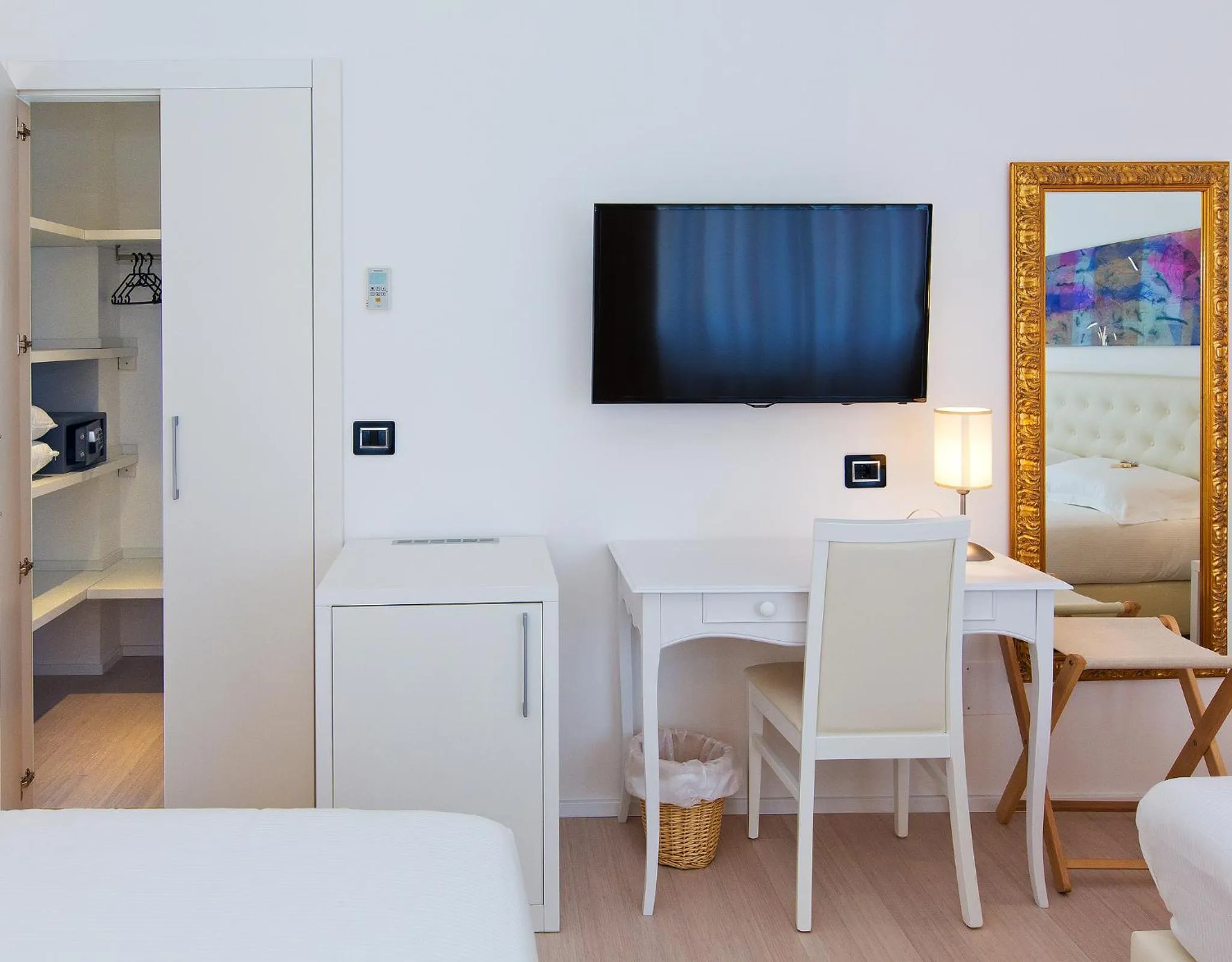 Decorative detail in Hotel Mainè