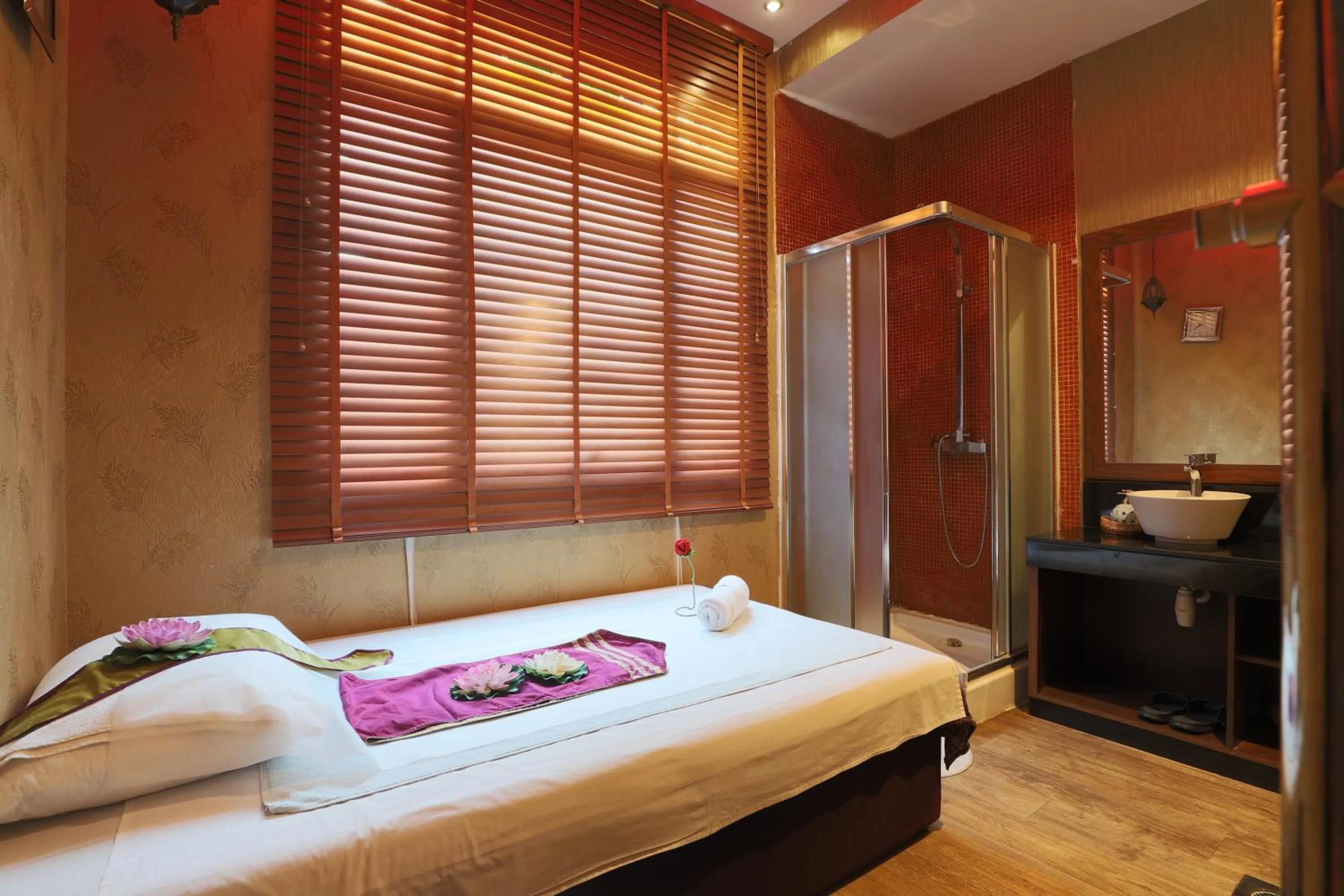 Spa and wellness centre/facilities, Bed in Mughal Suites