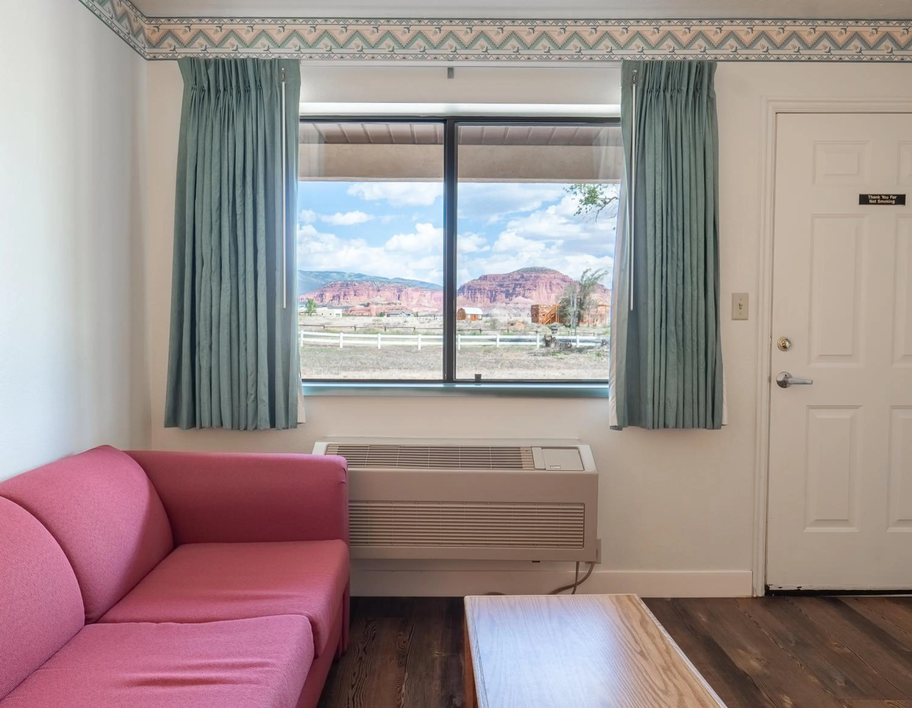 Seating area in Motel Torrey
