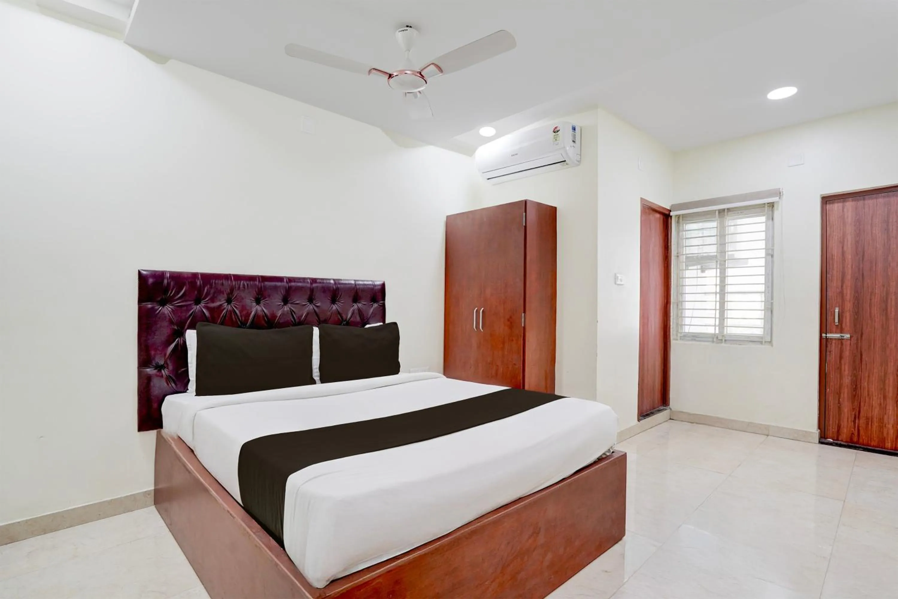 Bedroom, Bed in Super Hotel O Magunta Layout Nellore Formerly The Paradise Guest Inn
