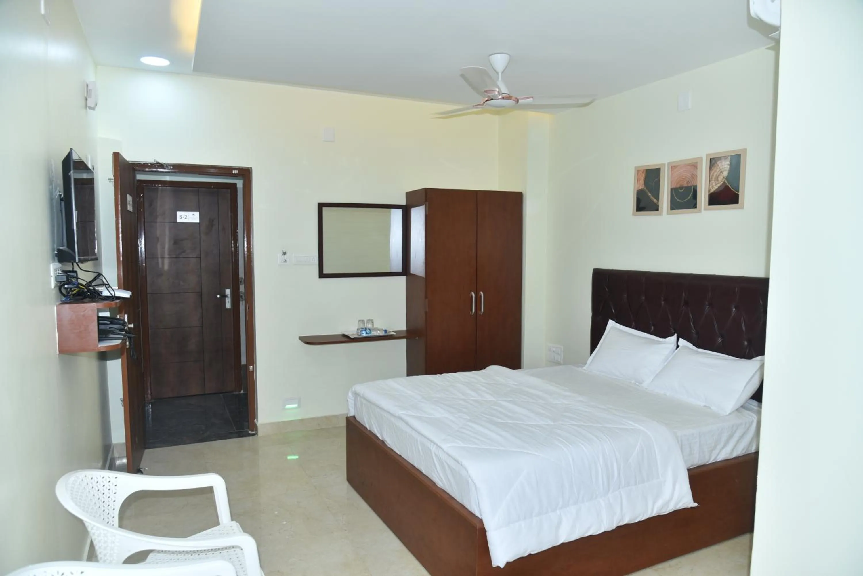 Bed in The Paradise Guest Inn