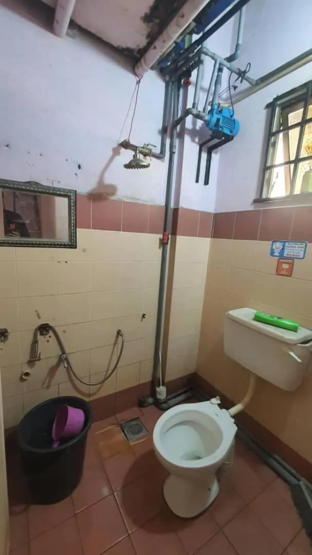 Bathroom in Hotel O Penginapan Almera