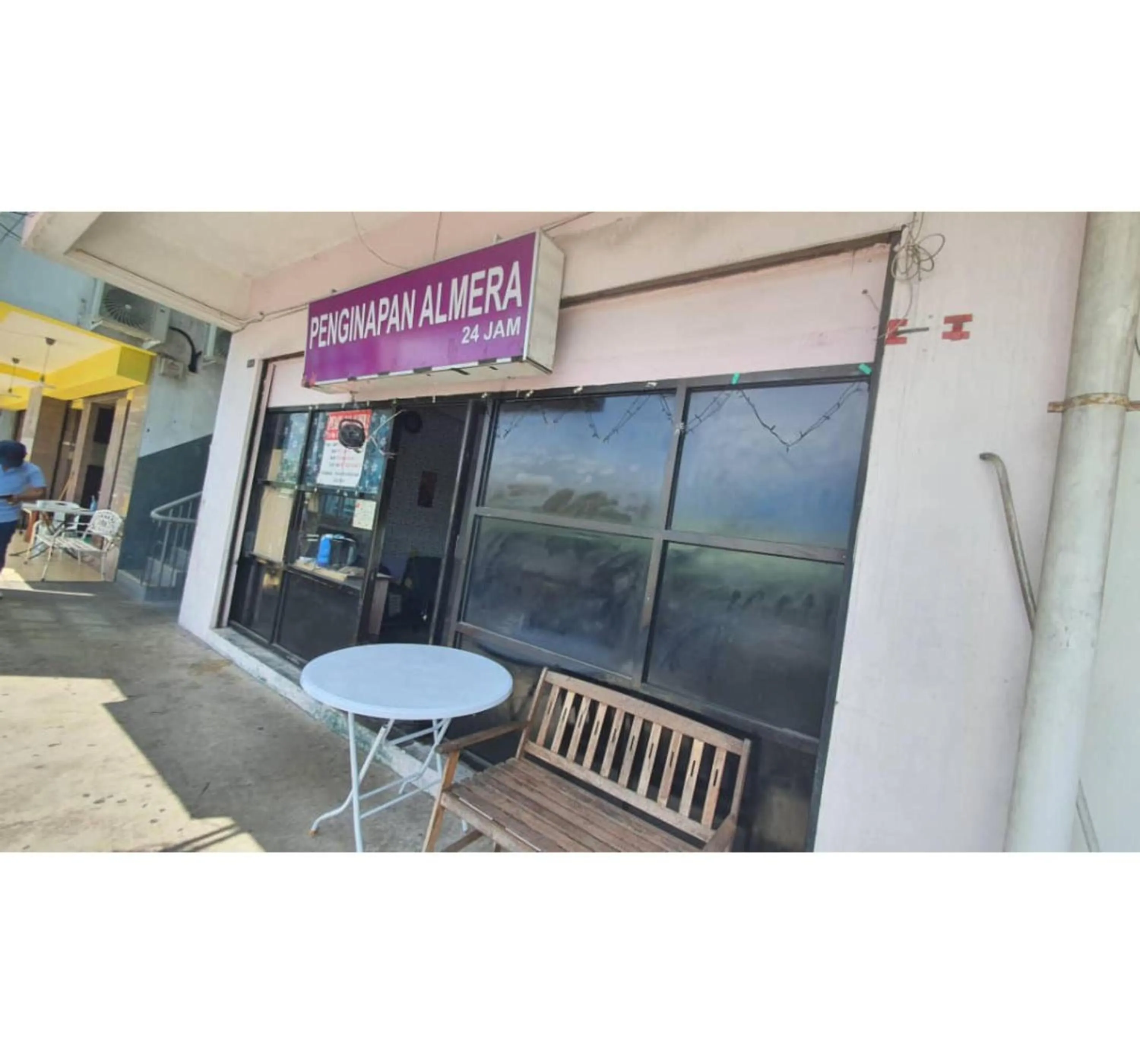 Facade/entrance in Hotel O Penginapan Almera