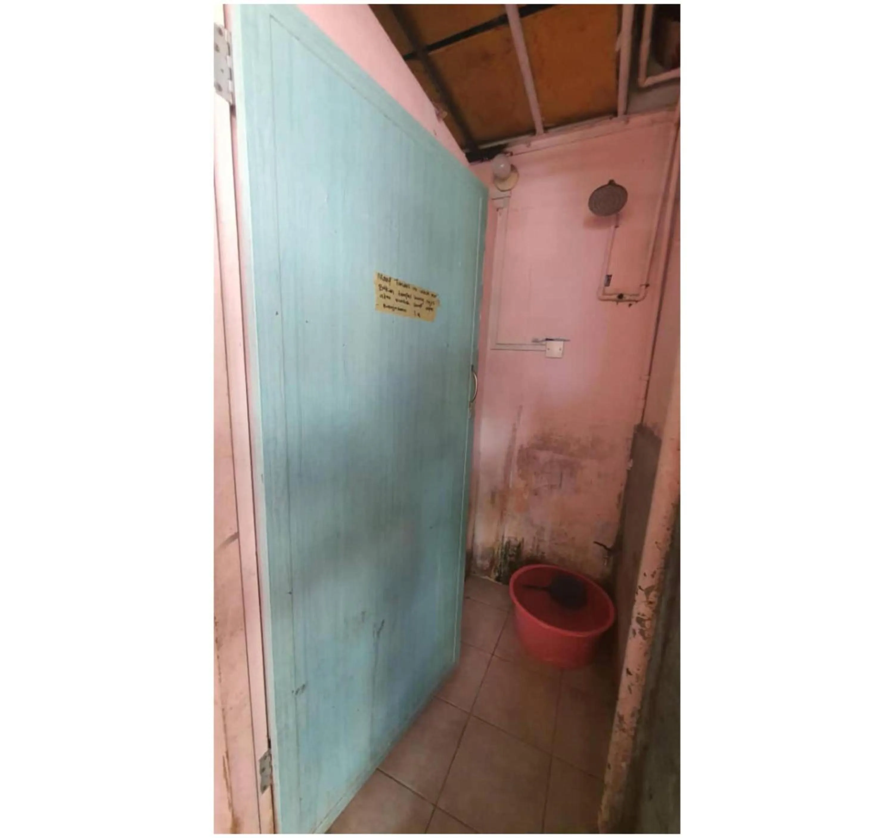 Bathroom in Hotel O Penginapan Almera