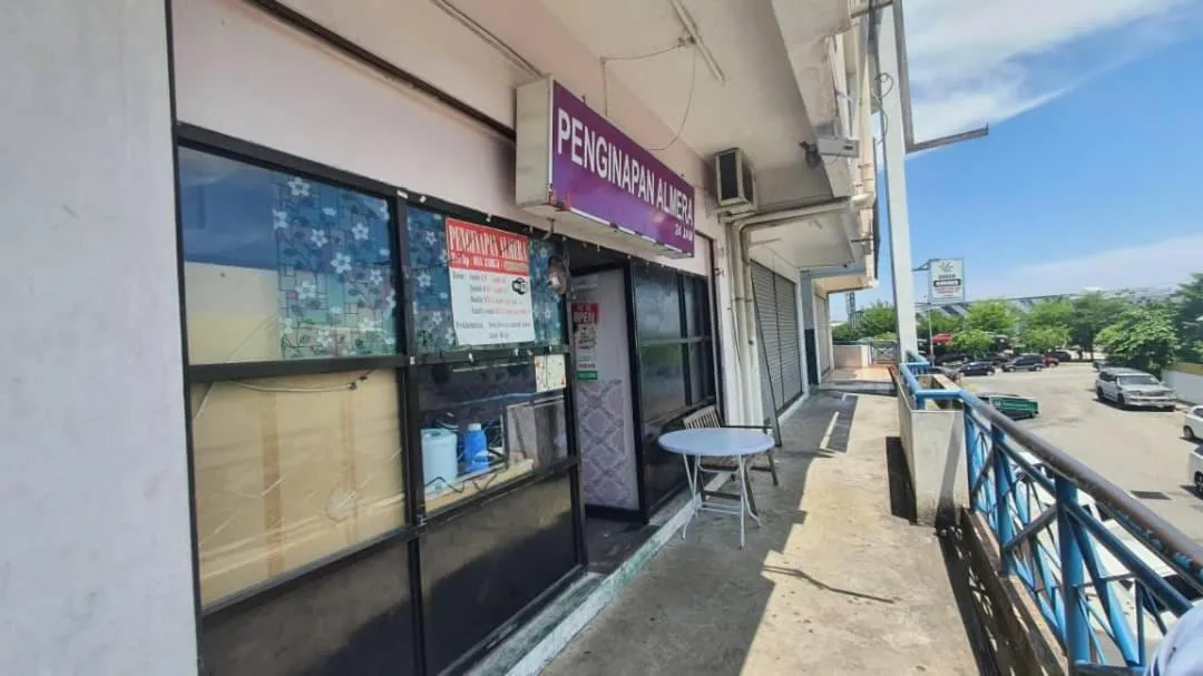 Facade/entrance in Hotel O Penginapan Almera