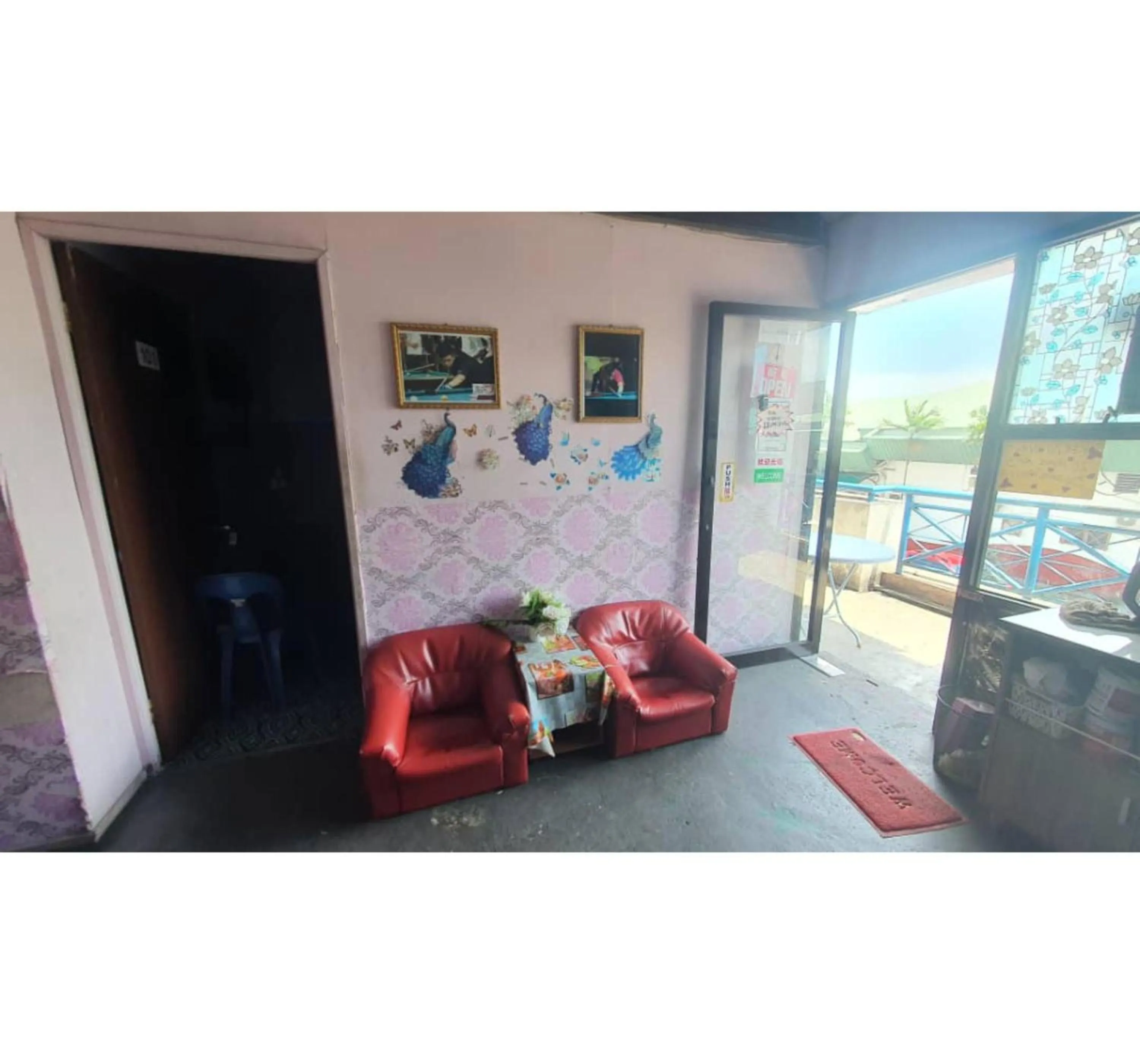 Seating area in Hotel O Penginapan Almera