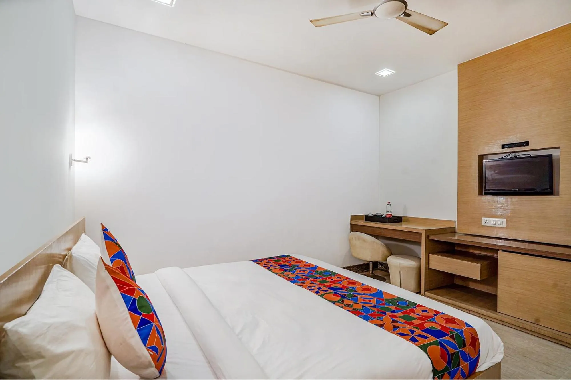 Communal lounge/ TV room, Bed in FabExpress Vasundhara Suits