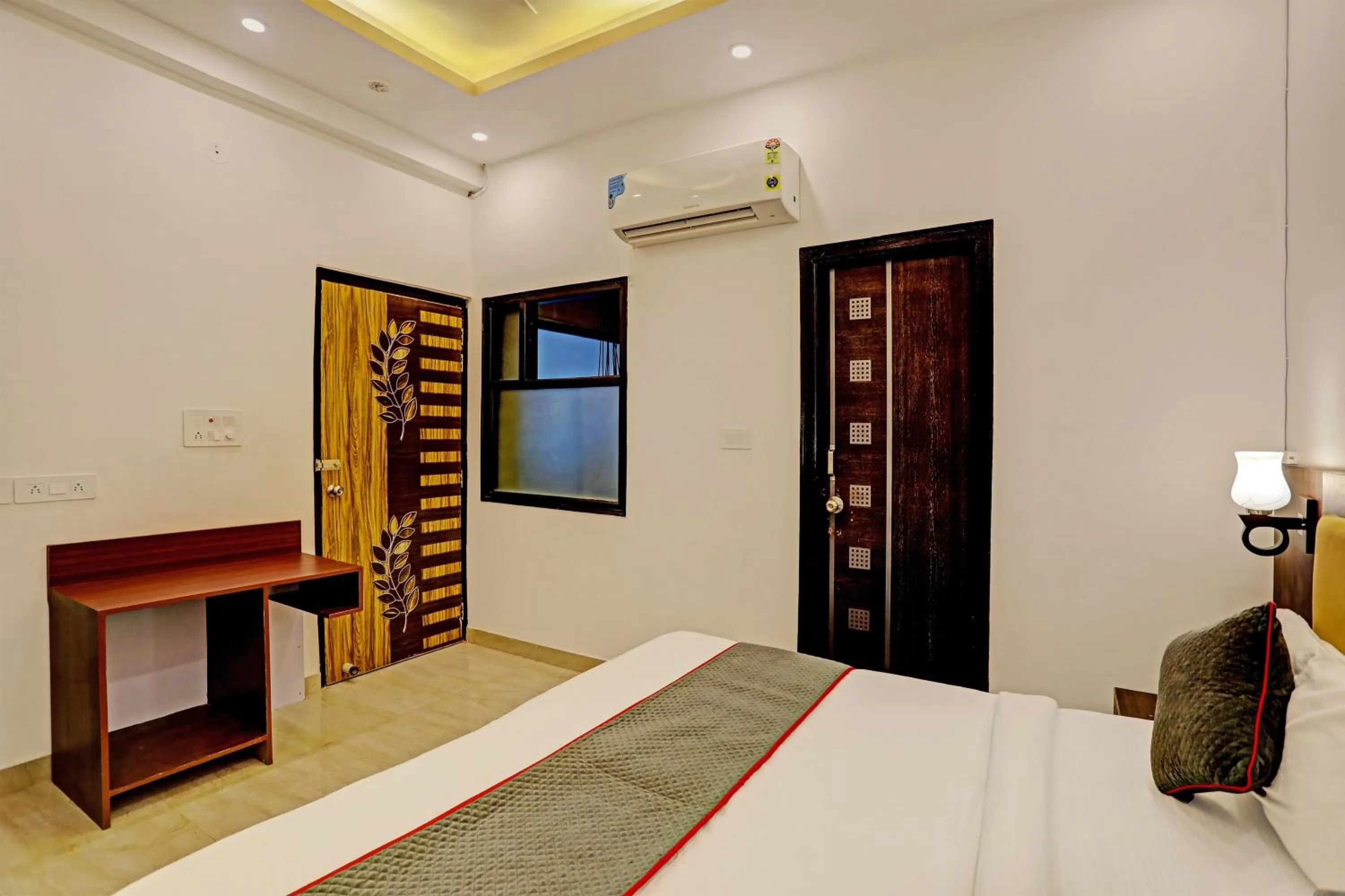 Bedroom, Bed in Super Collection O Sector 55 Noida Near Noida Stadium