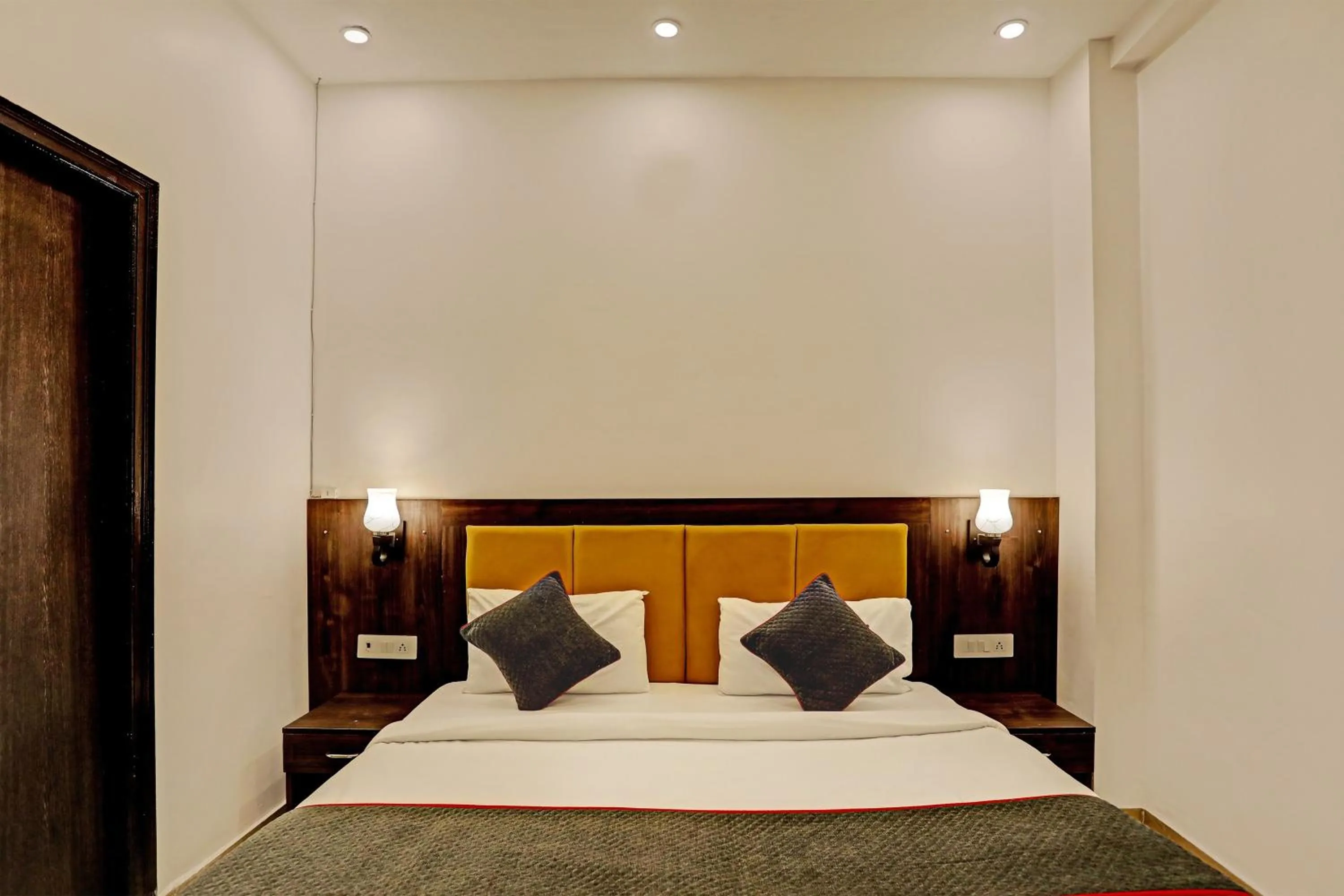 Bedroom, Bed in Super Collection O Sector 55 Noida Near Noida Stadium