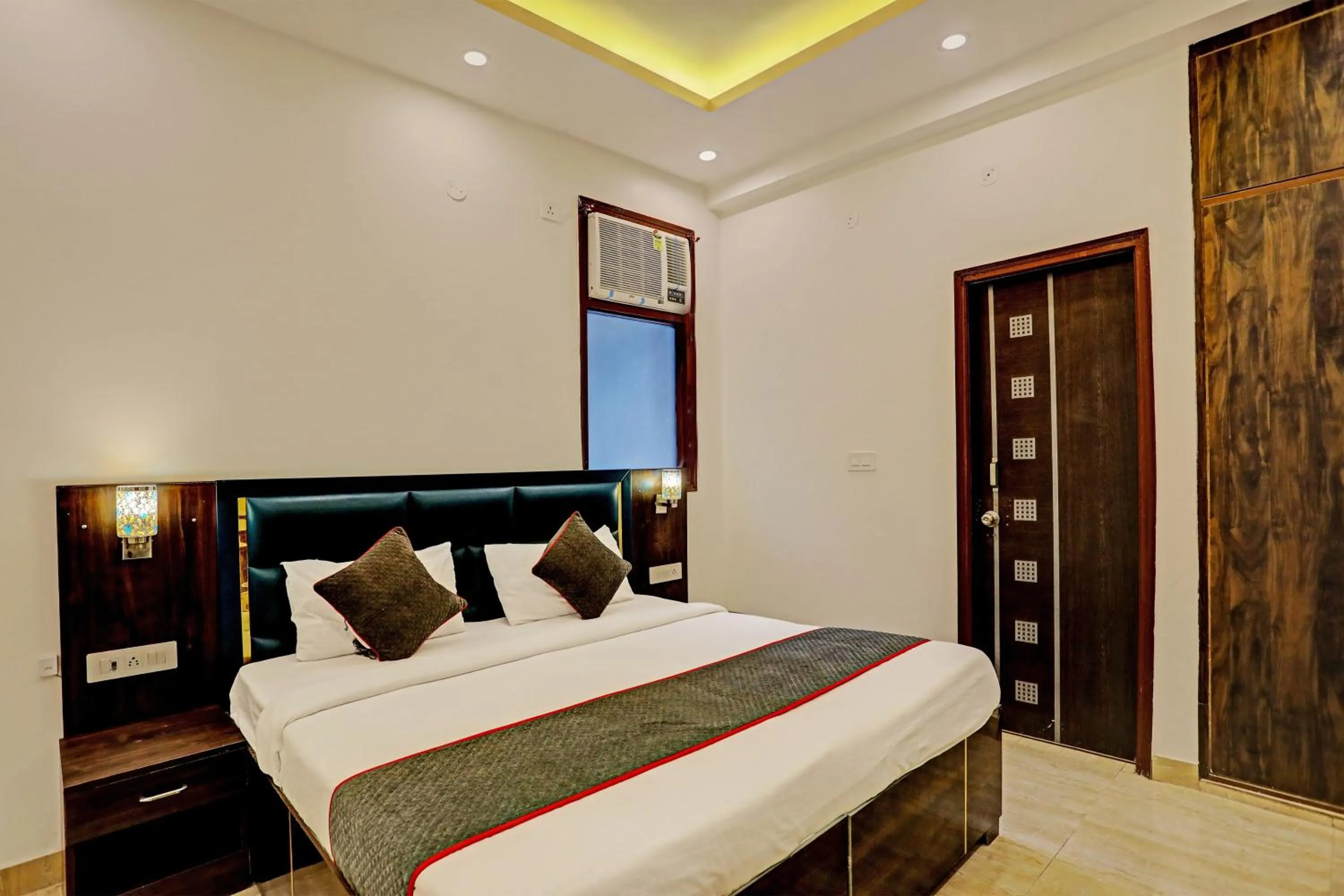 Bedroom, Bed in Super Collection O Sector 55 Noida Near Noida Stadium