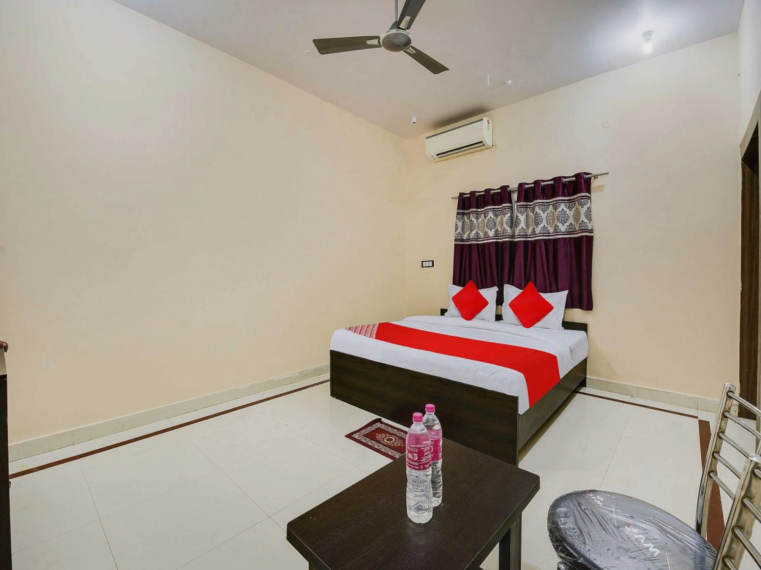 Bedroom in Hotel O Rudraksh Inn